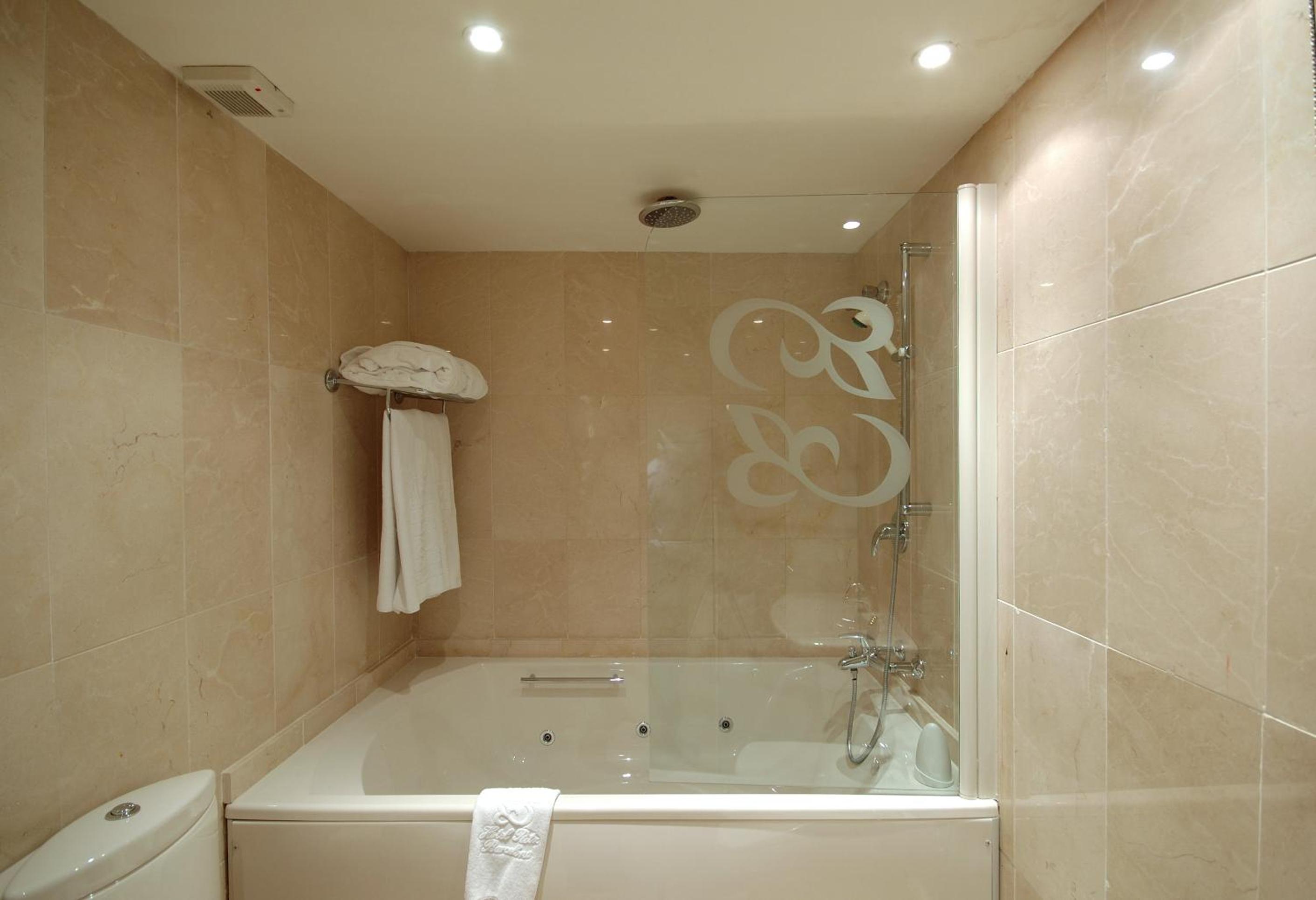 Deluxe Room with Jacuzzi photo 3