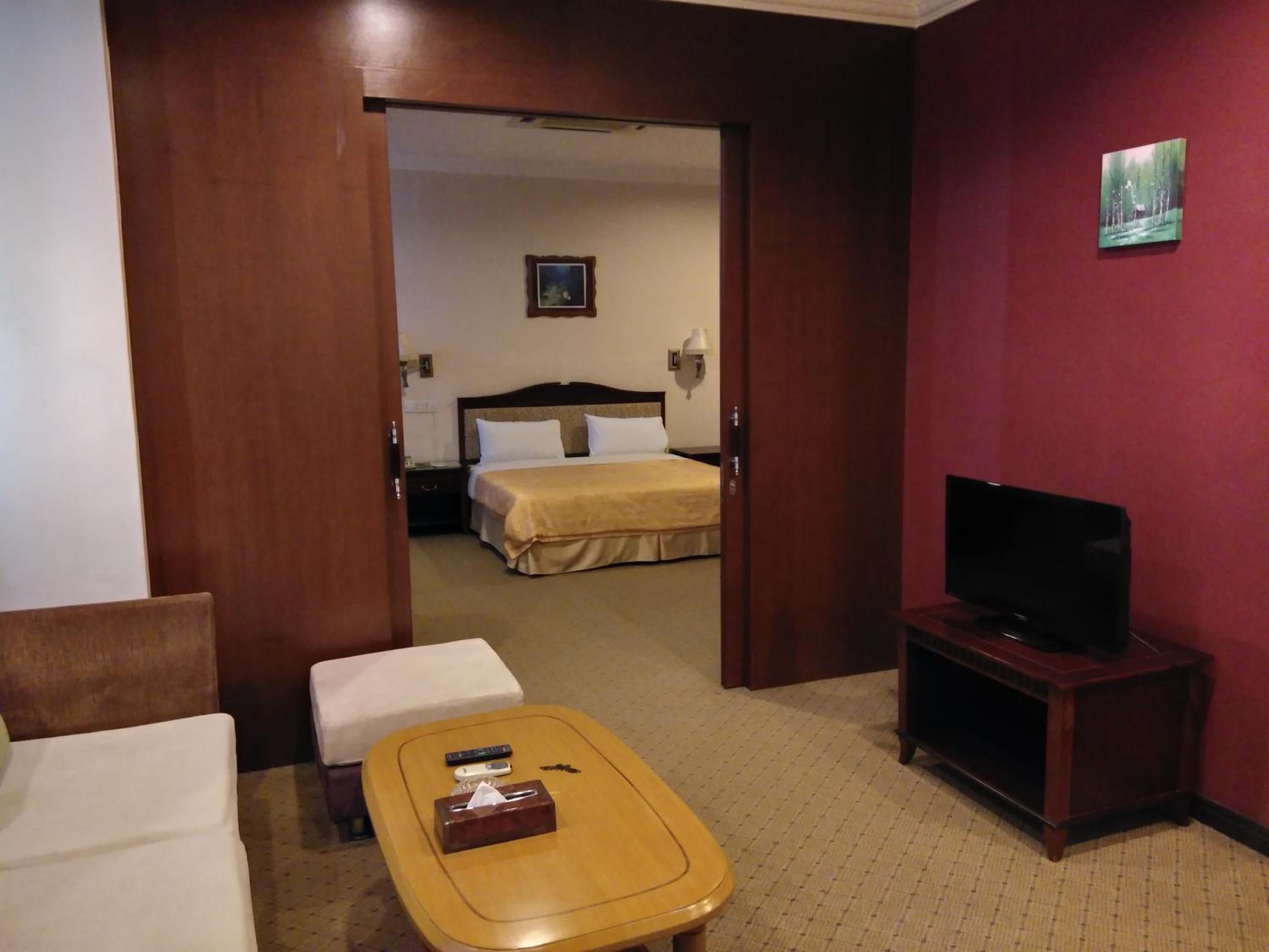 Deluxe King Suite photo 3