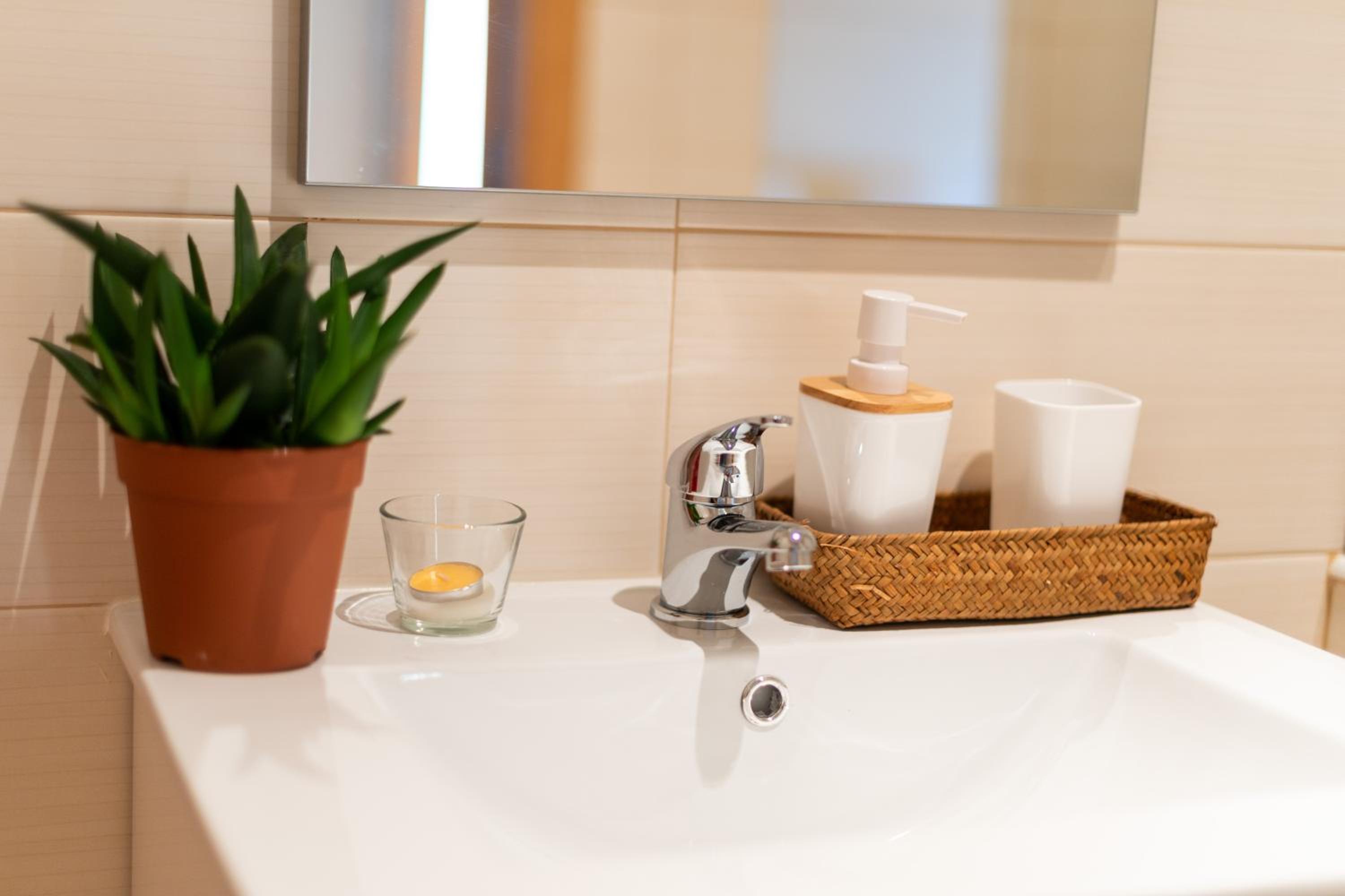 Double Room with Private Bathroom - Photo 2