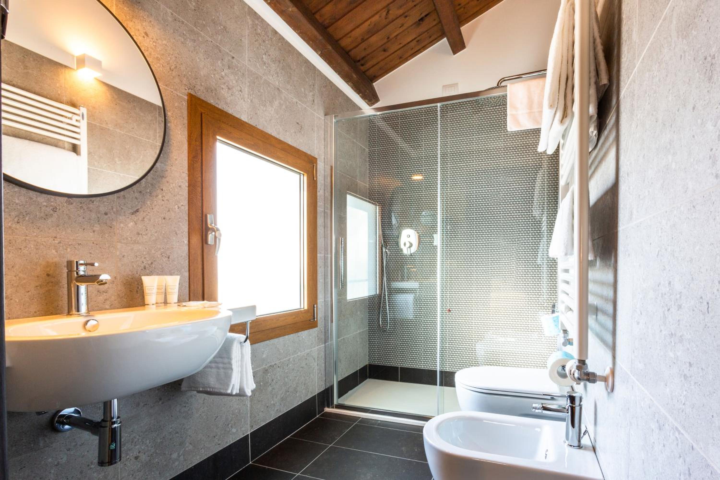Superior Double or Twin Room - Photo 10