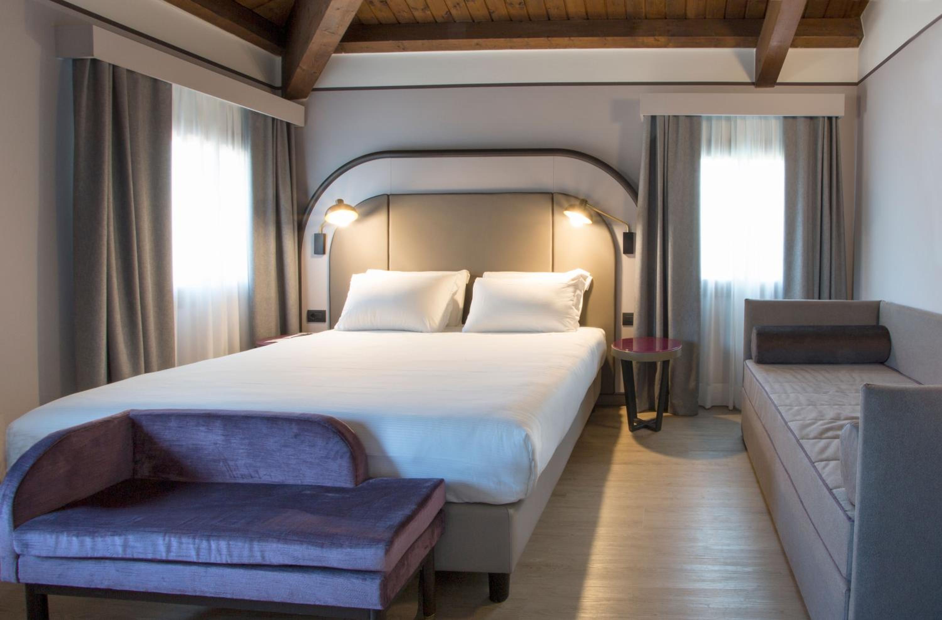 Superior King Room with Sofa Bed - Non-Smoking - Photo 21
