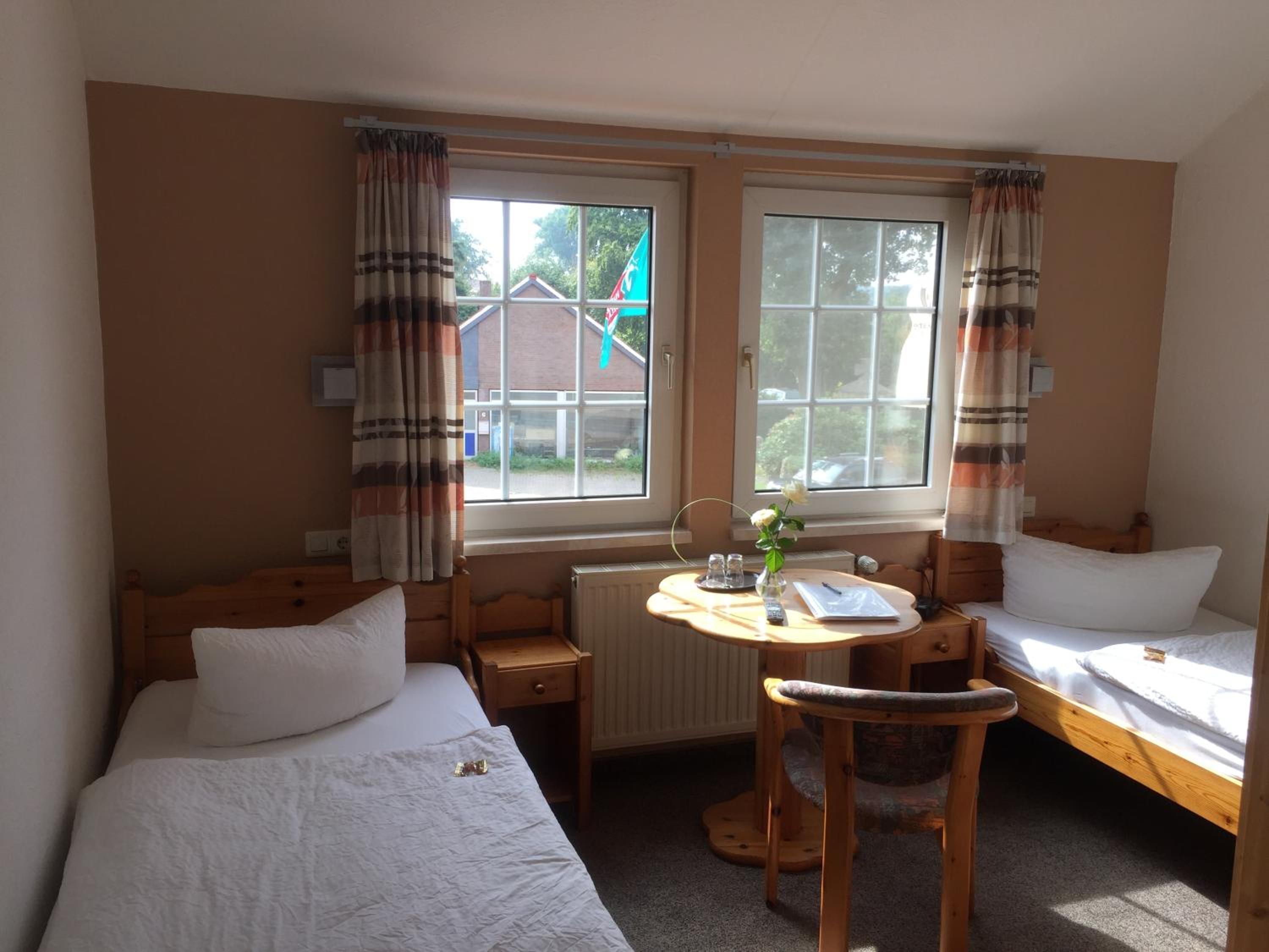 Economy Twin Room photo 3