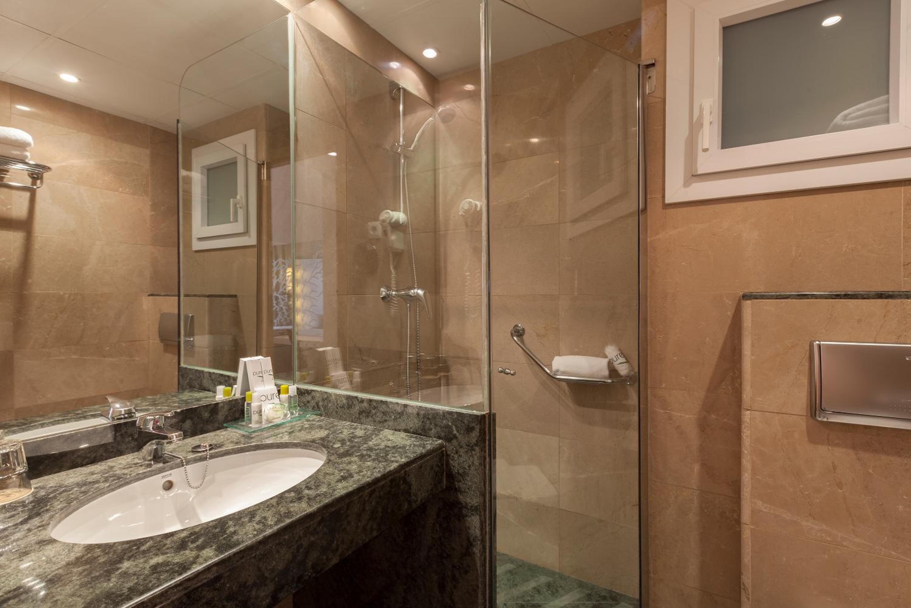 Standard Double or Twin Room - Photo 5