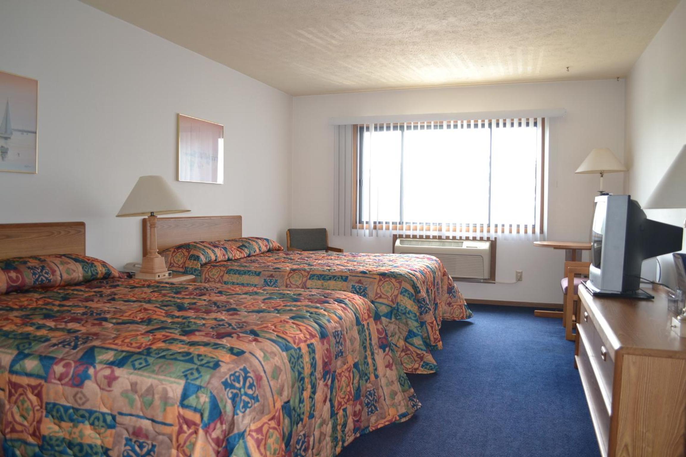 Queen Room with Two Queen Beds - Photo 3