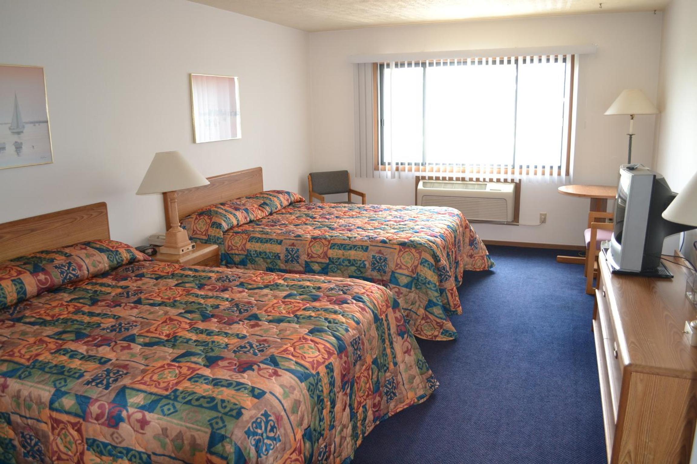 Queen Room with Two Queen Beds - Photo 4