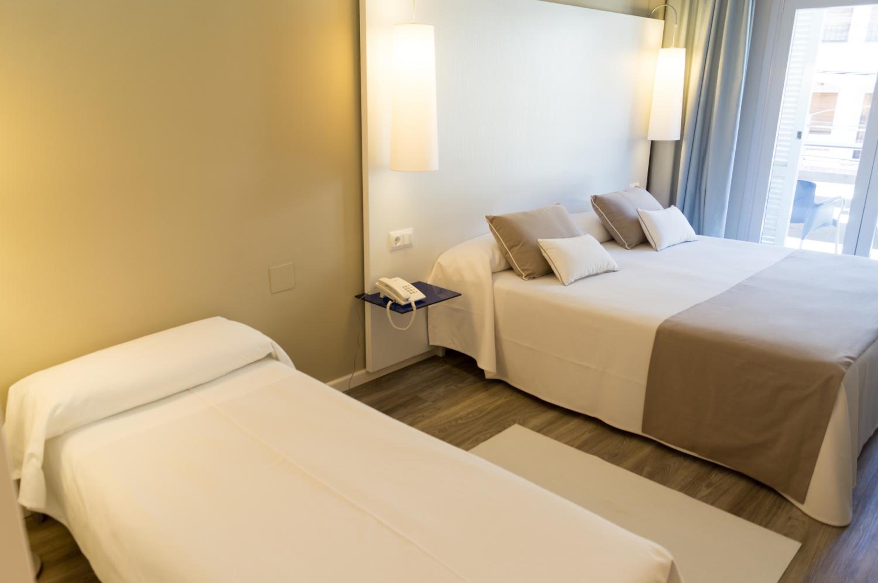Standard Triple Room (2 Adults + 1 Child) - Photo 7