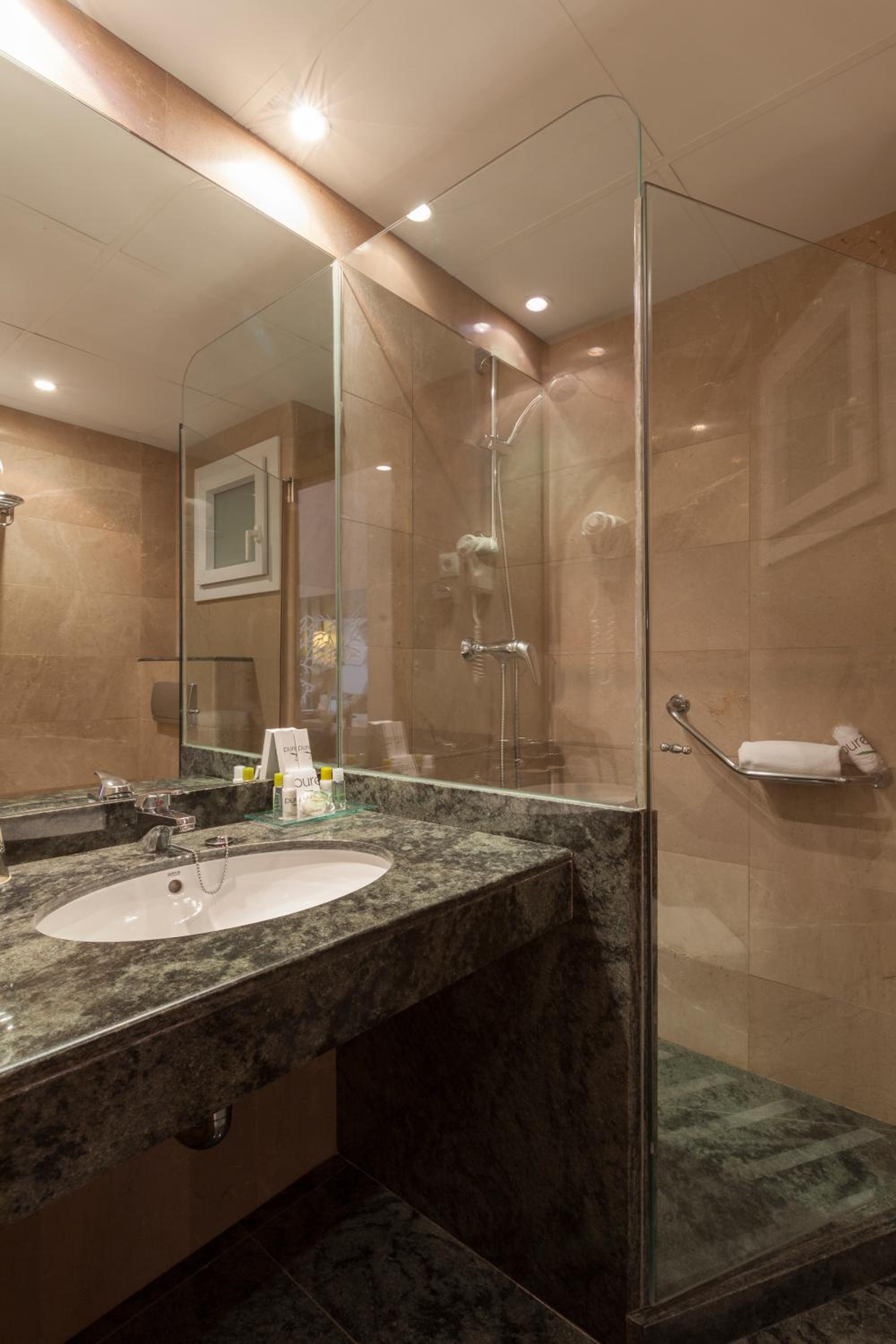 Standard Double or Twin Room - Photo 8