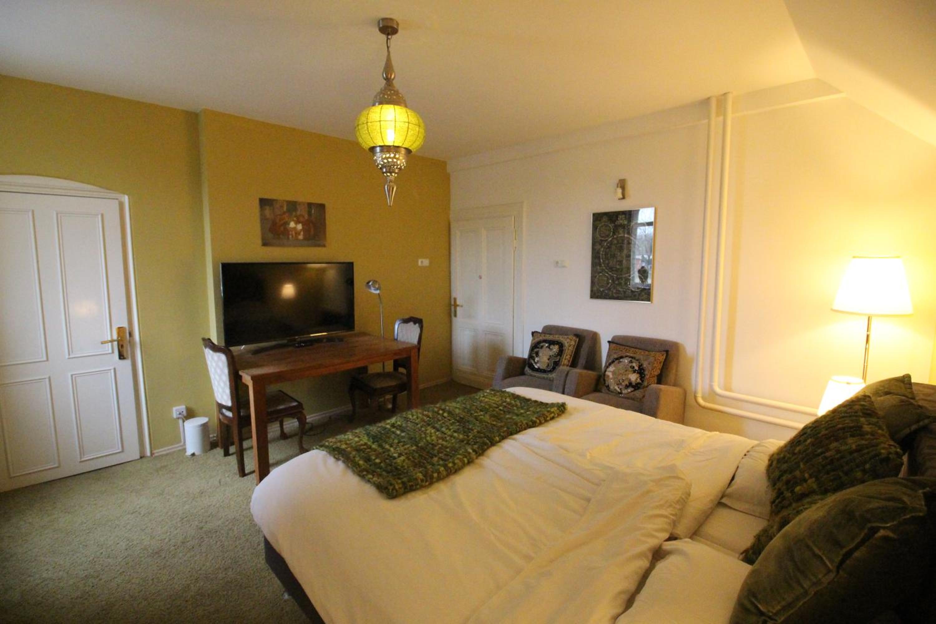 Family Room with Private Bathroom photo 2