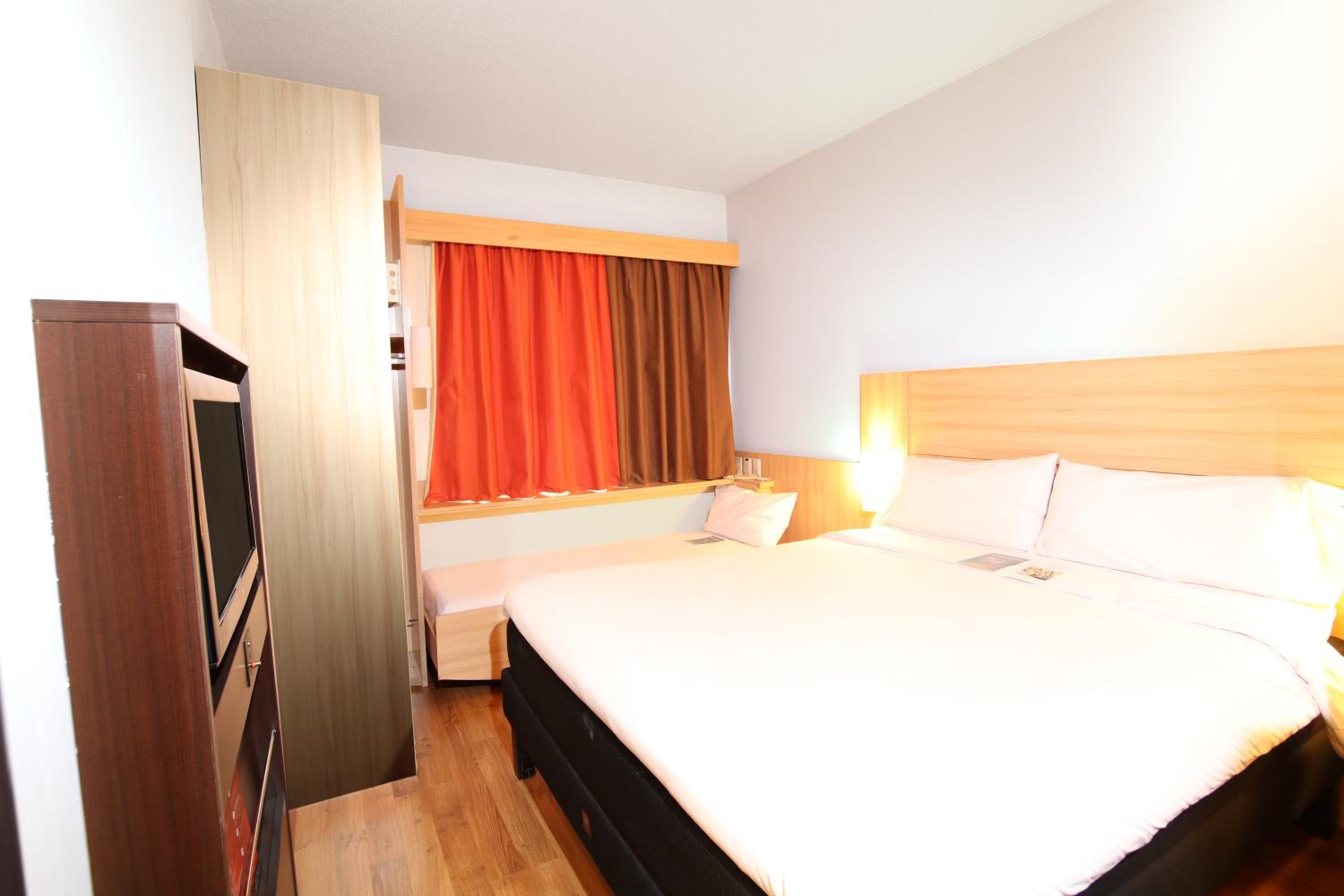 Queen Room with extra bed photo 3