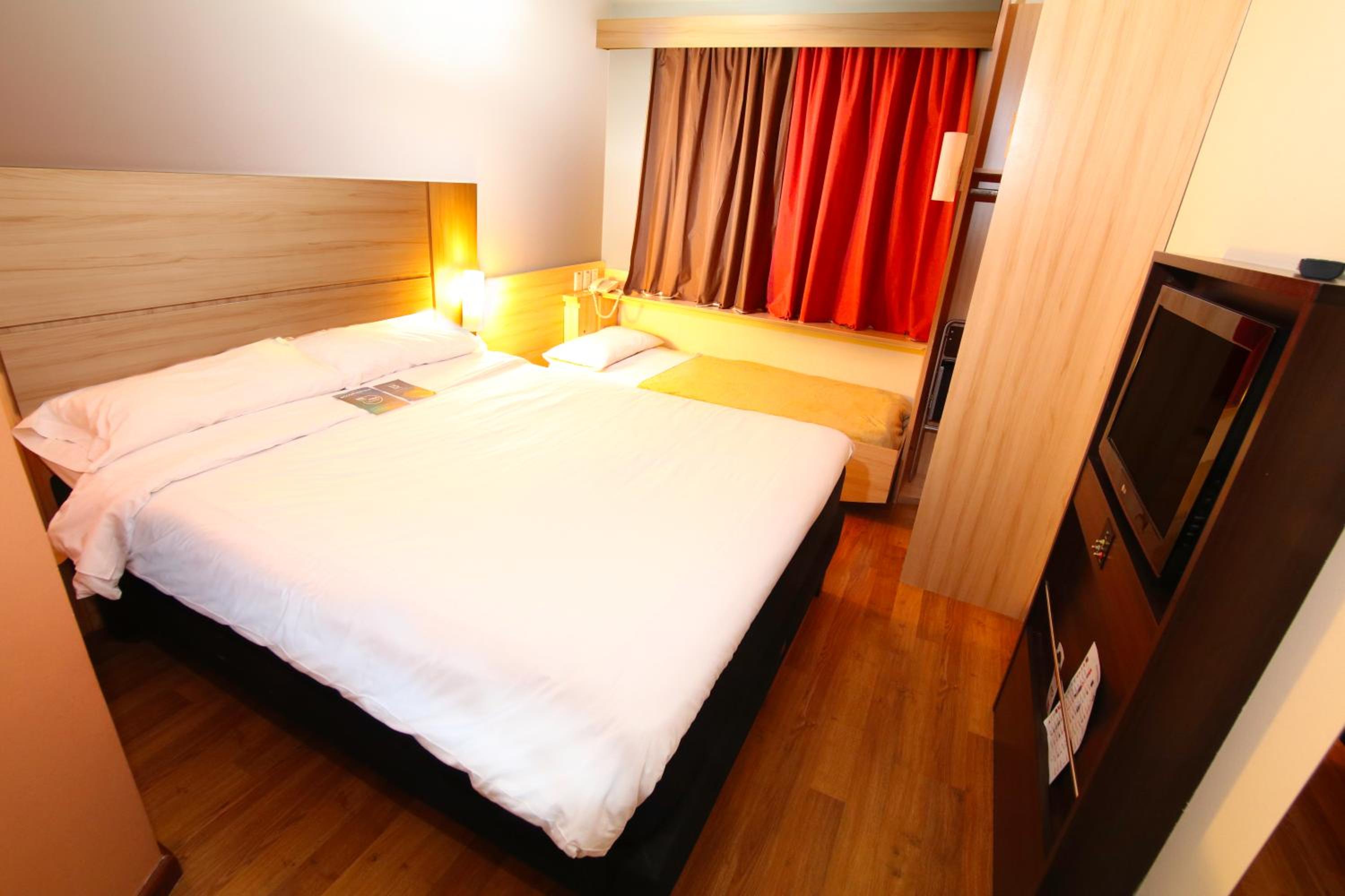 Queen Room with extra bed photo 1