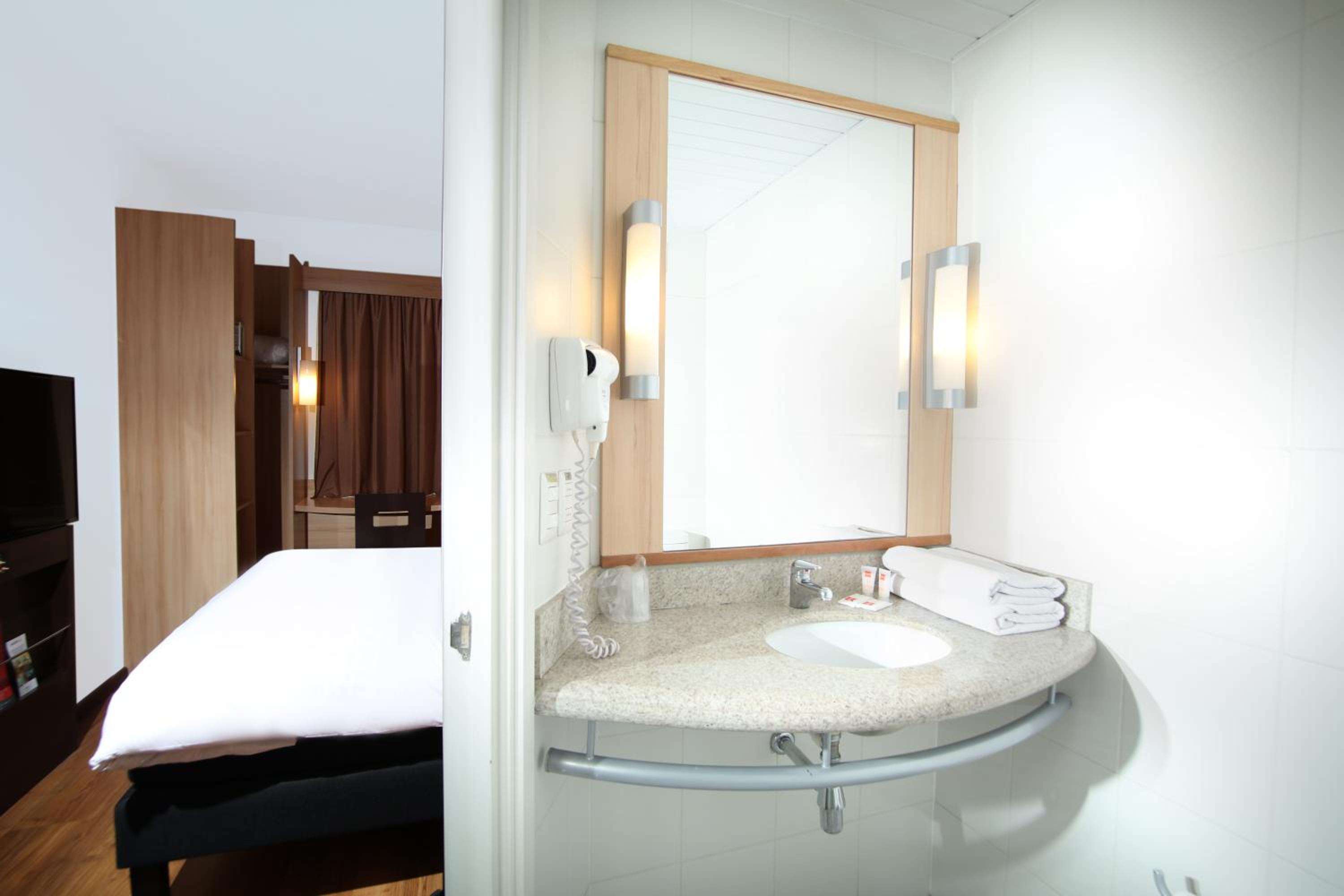 Queen Room with extra bed photo 3