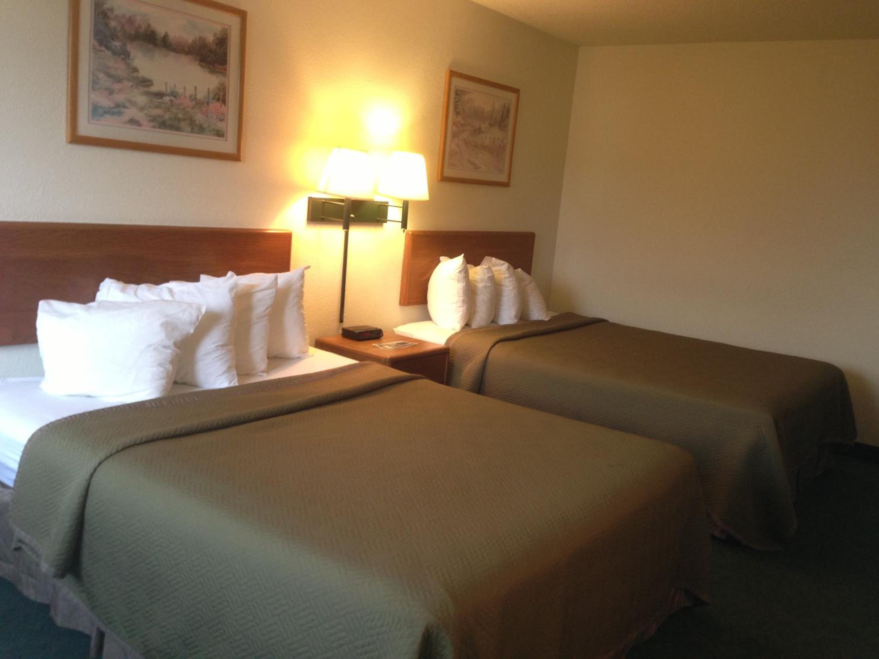 Queen Room with Two Queen Beds - Non-Smoking - Photo 5