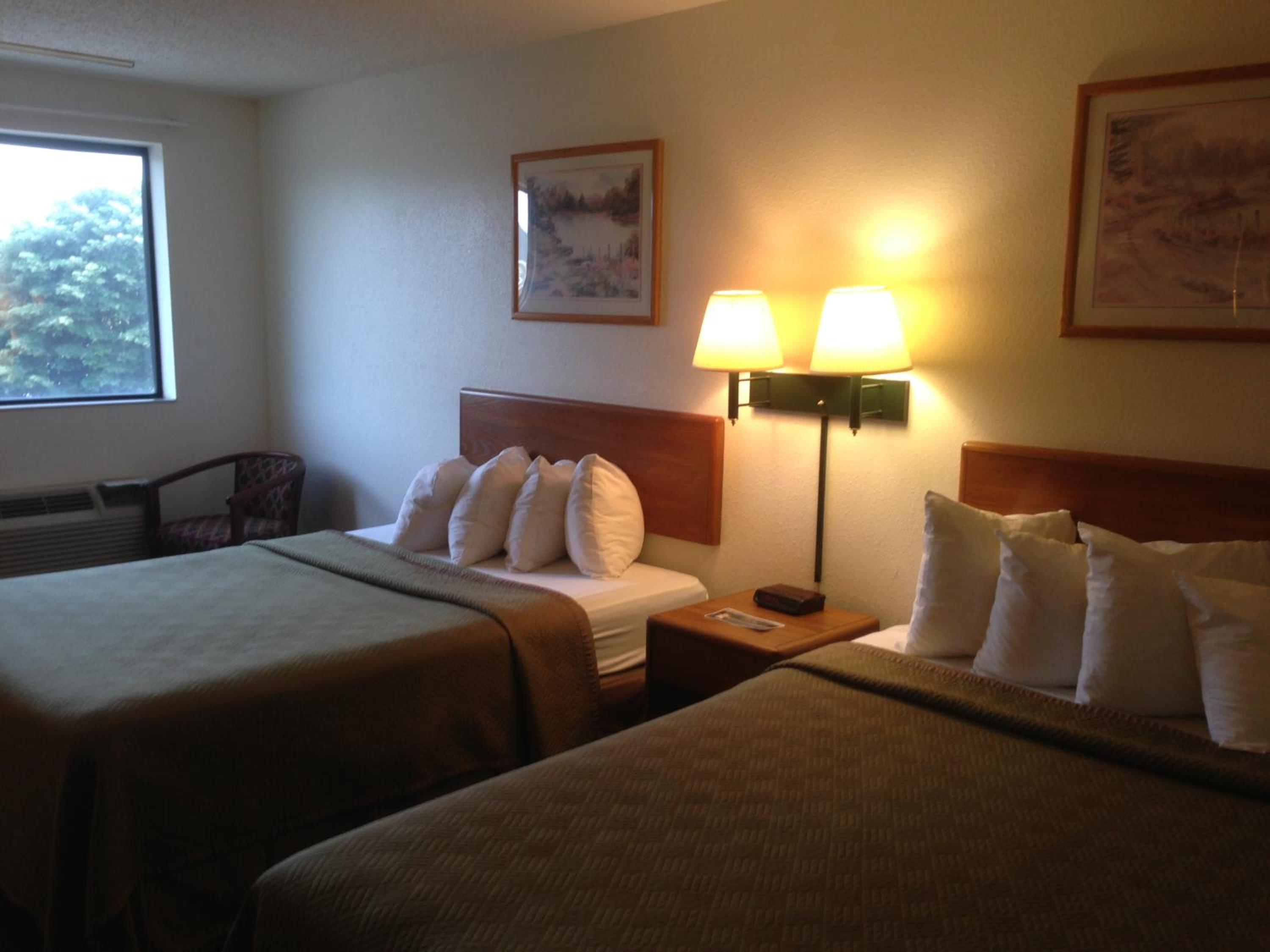 Queen Room with Two Queen Beds - Non-Smoking - Photo 6