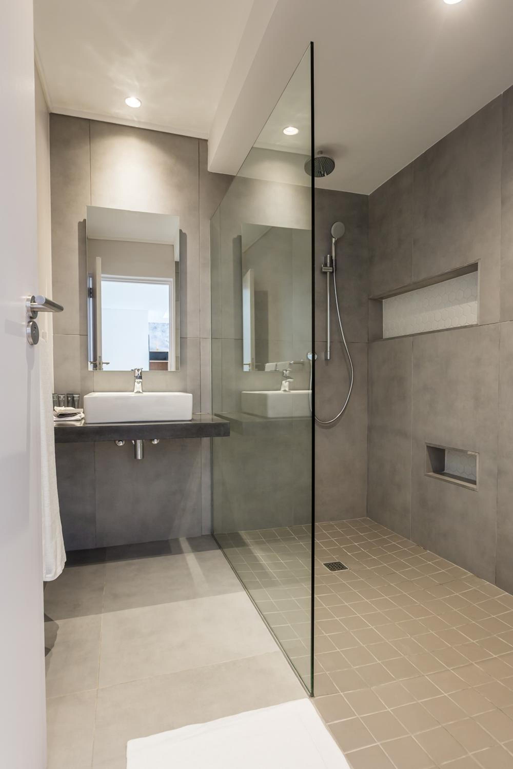 Deluxe King Suite - Photo 7