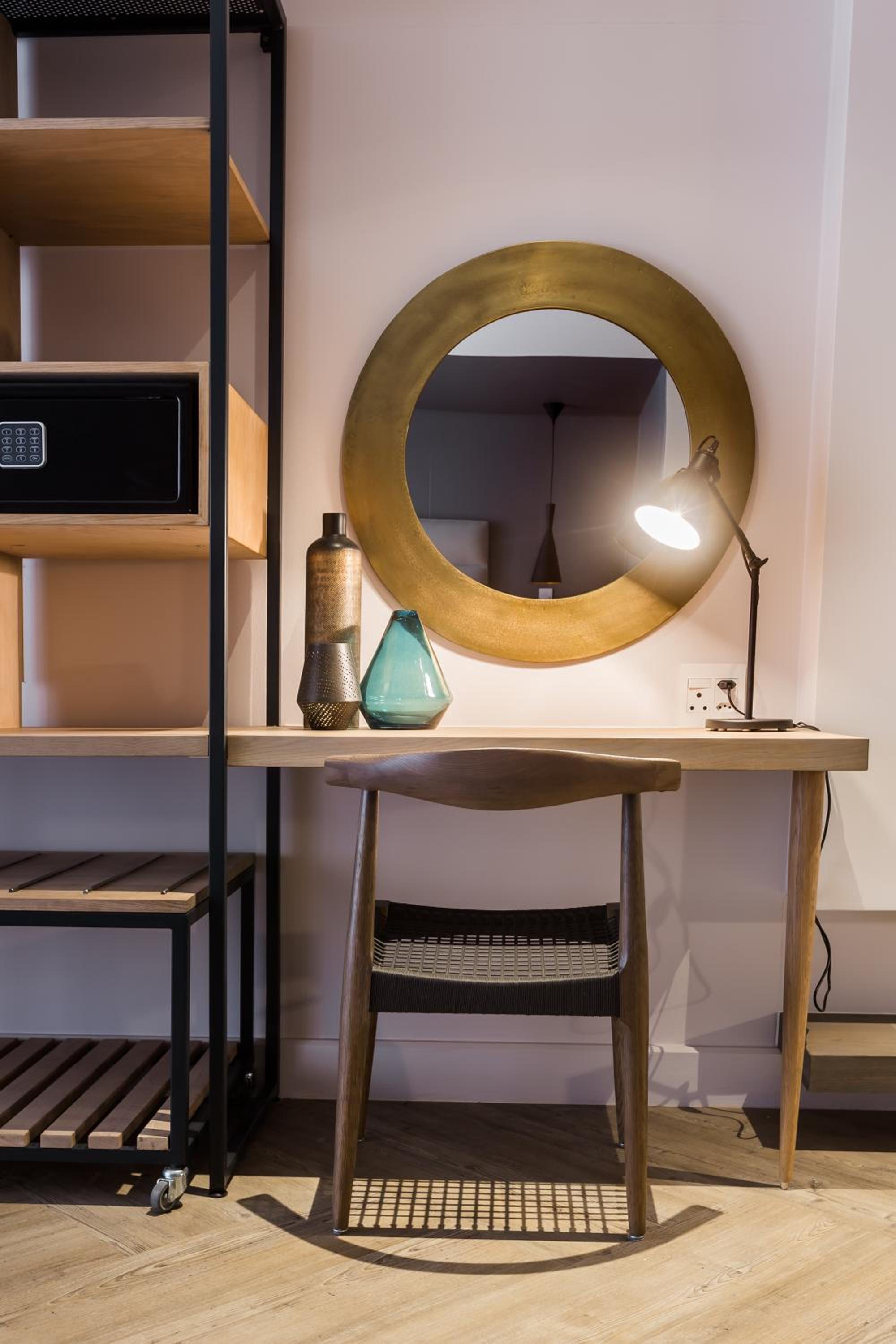 Deluxe King Suite - Photo 10