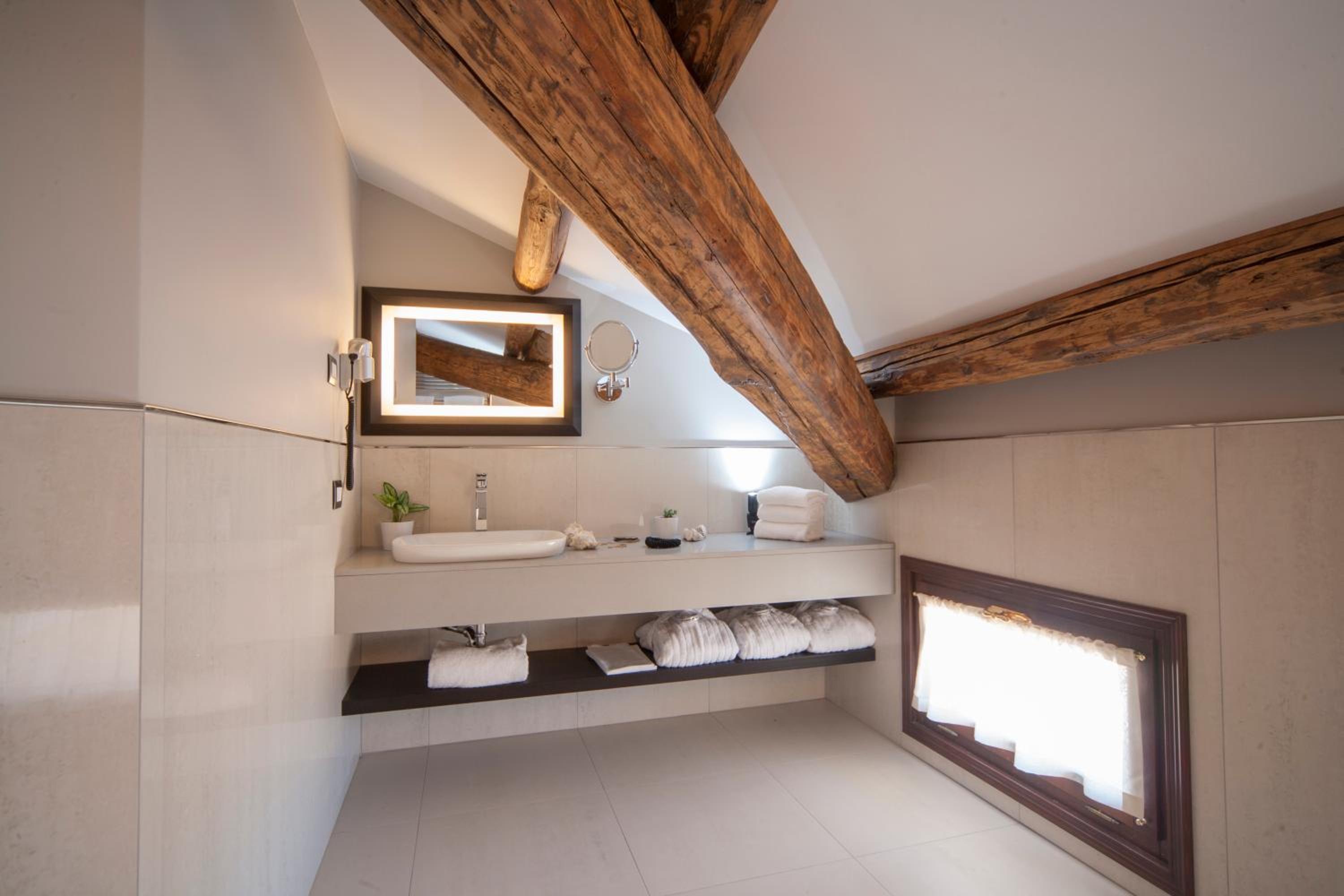 Deluxe Triple Room - Photo 7