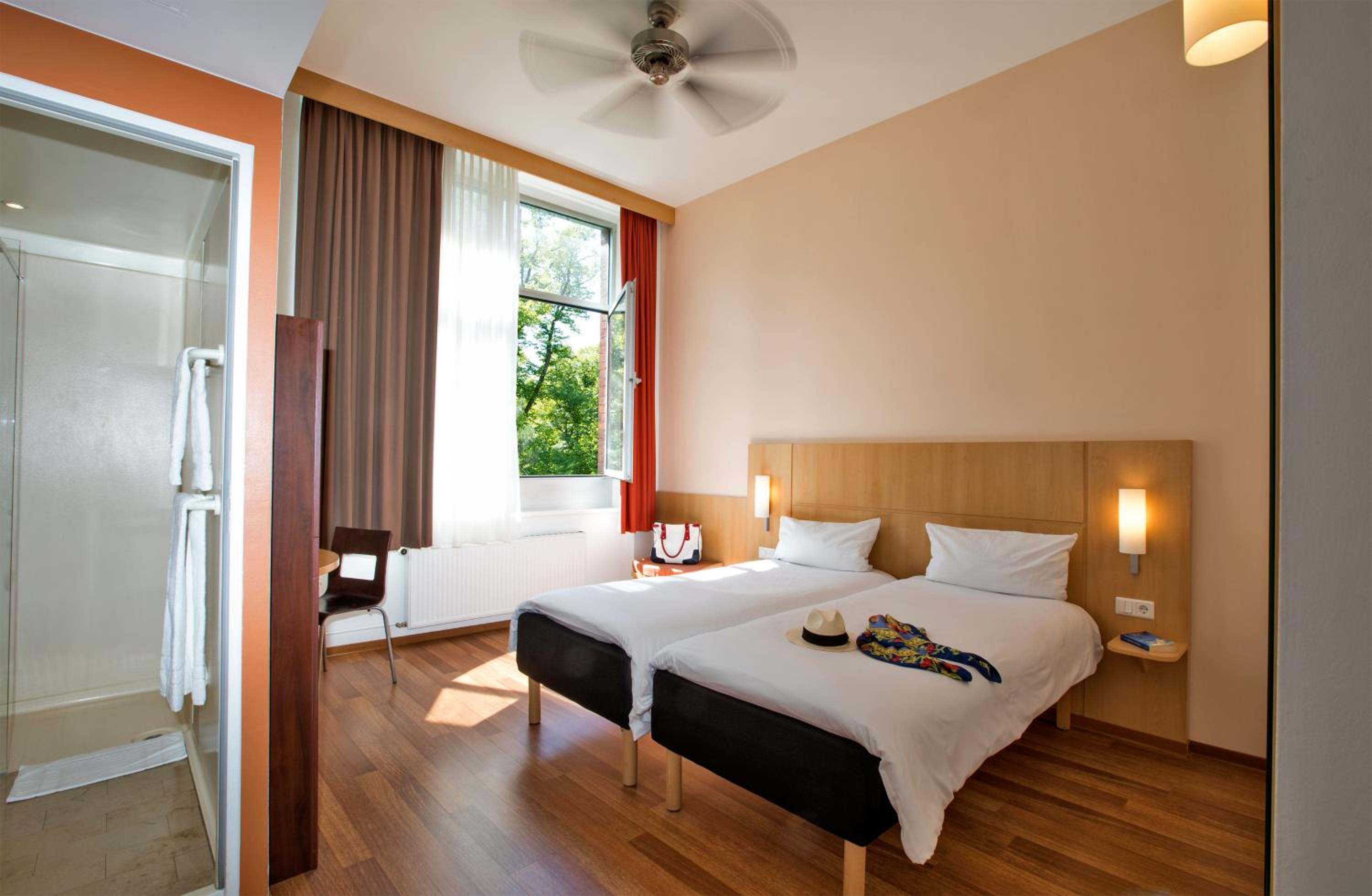 Twin Room thumbnail 5