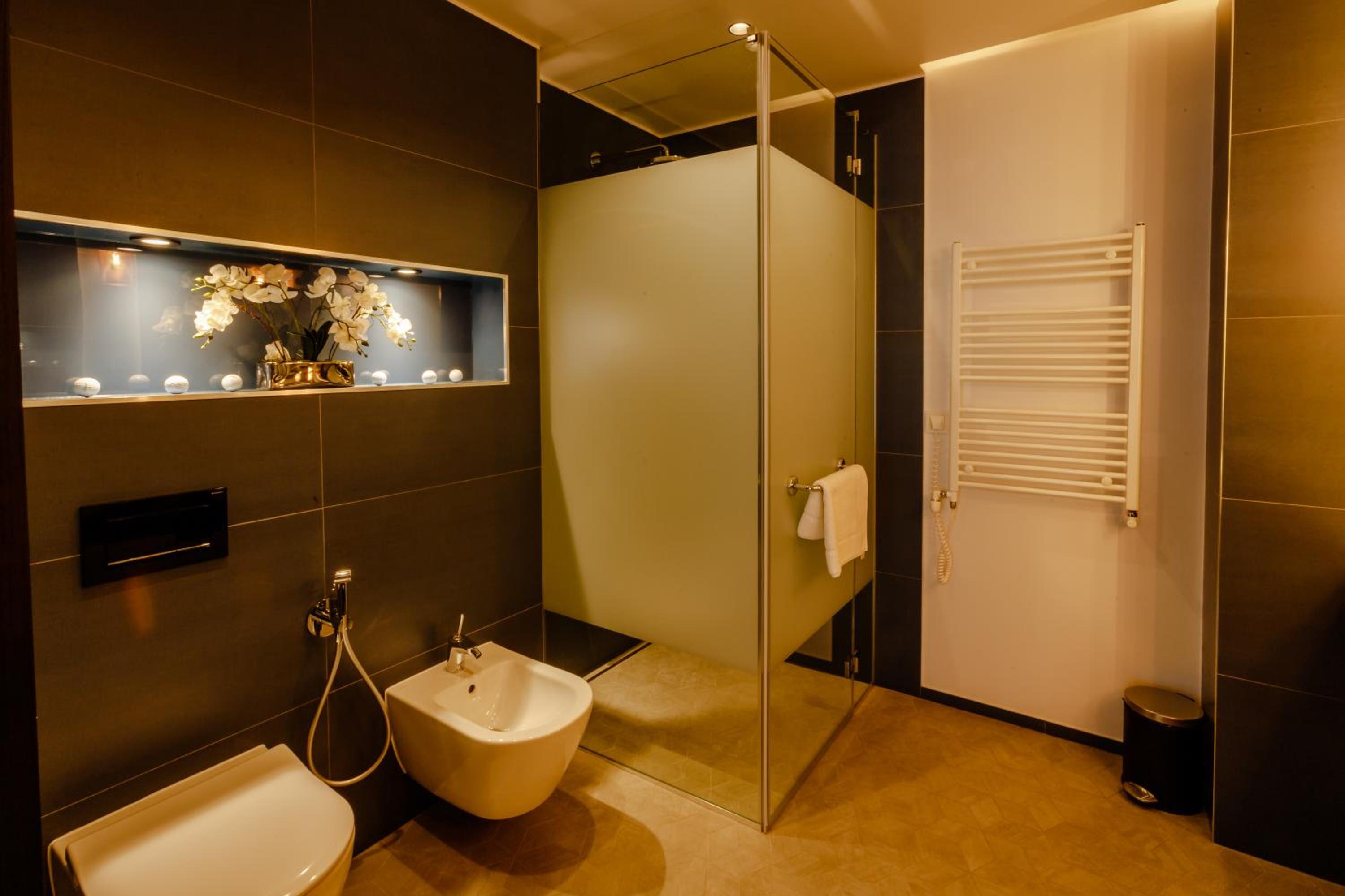 King Suite with Balcony - Photo 17