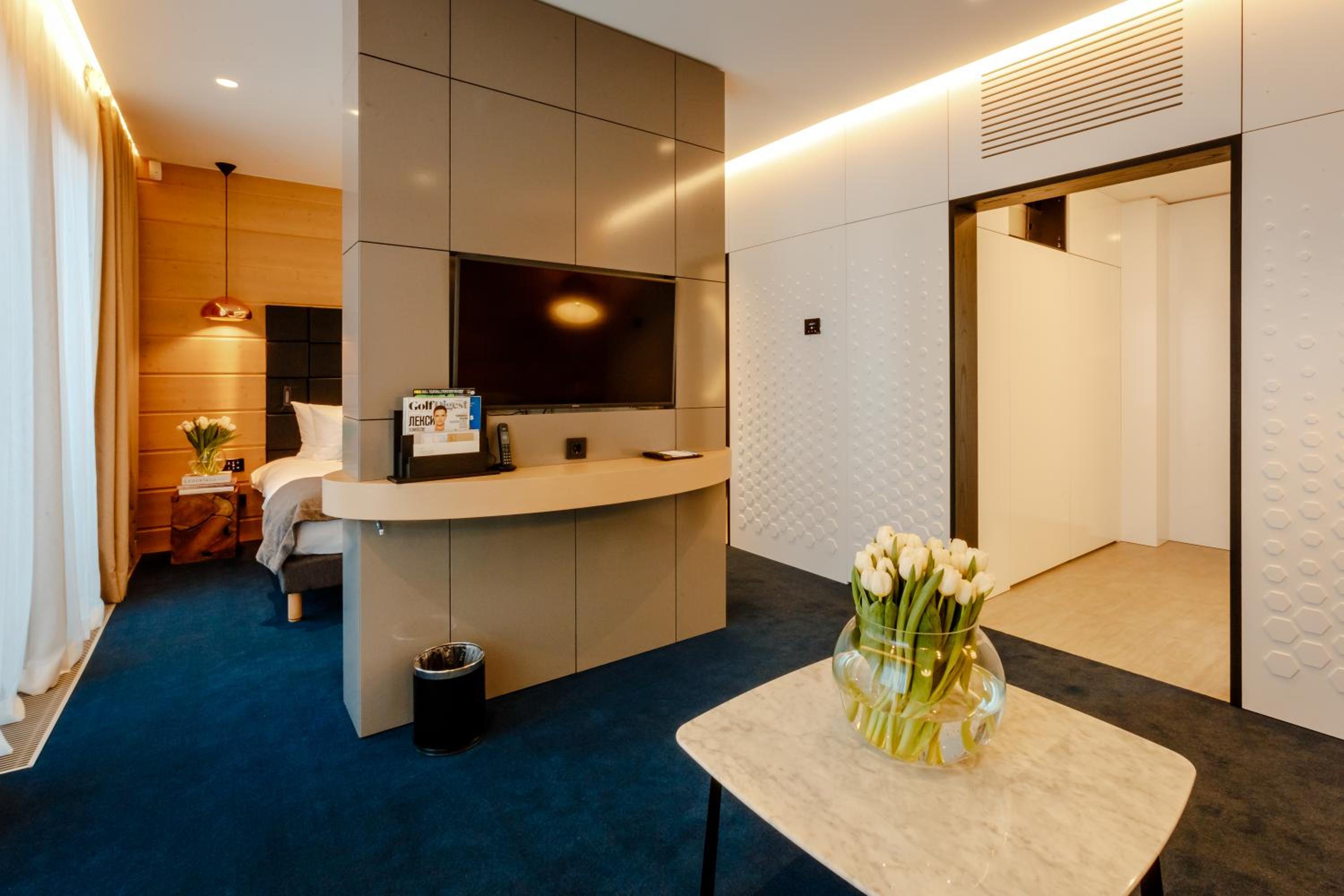 King Suite with Balcony - Photo 9