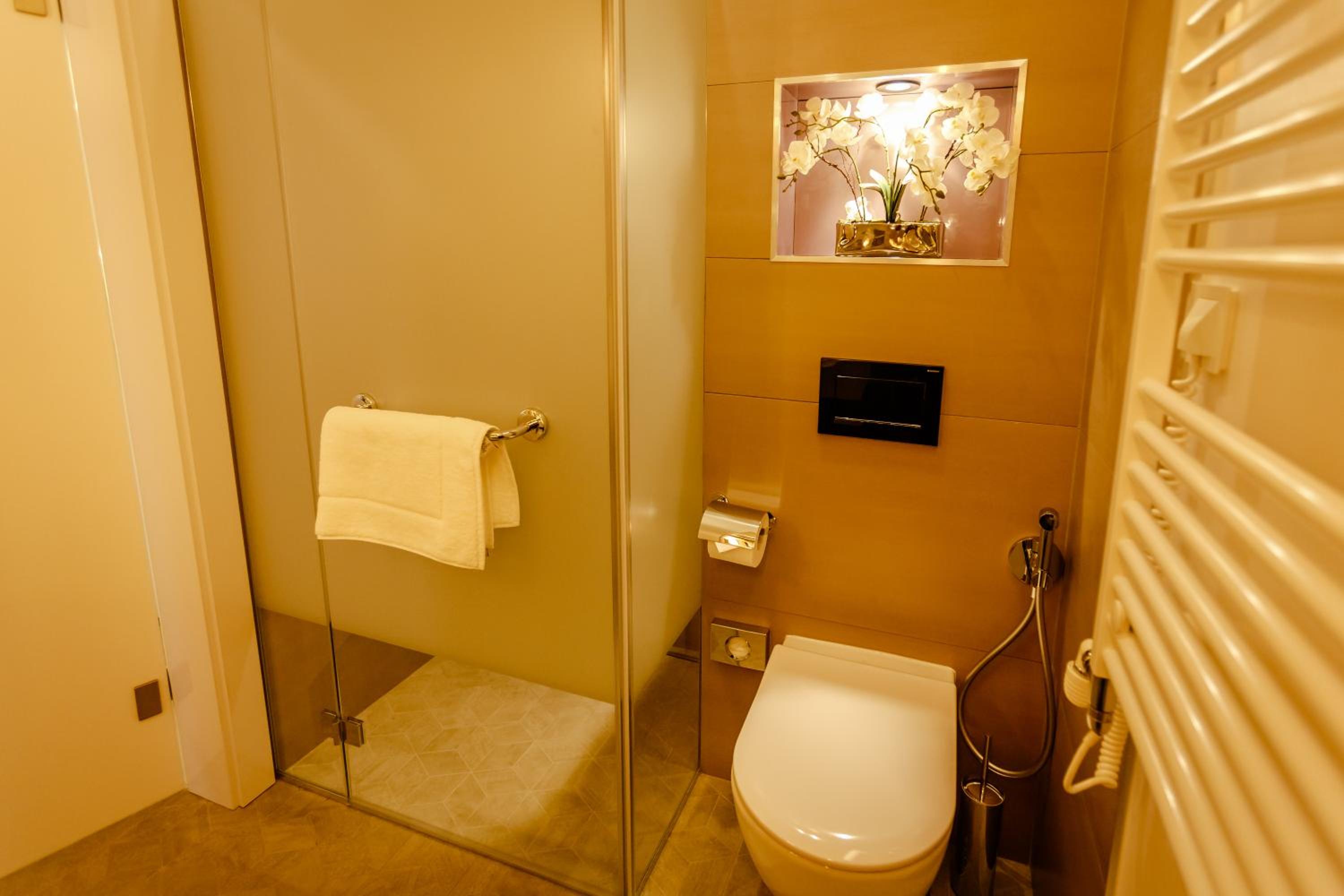 Double or Twin Room with Balcony - Photo 2
