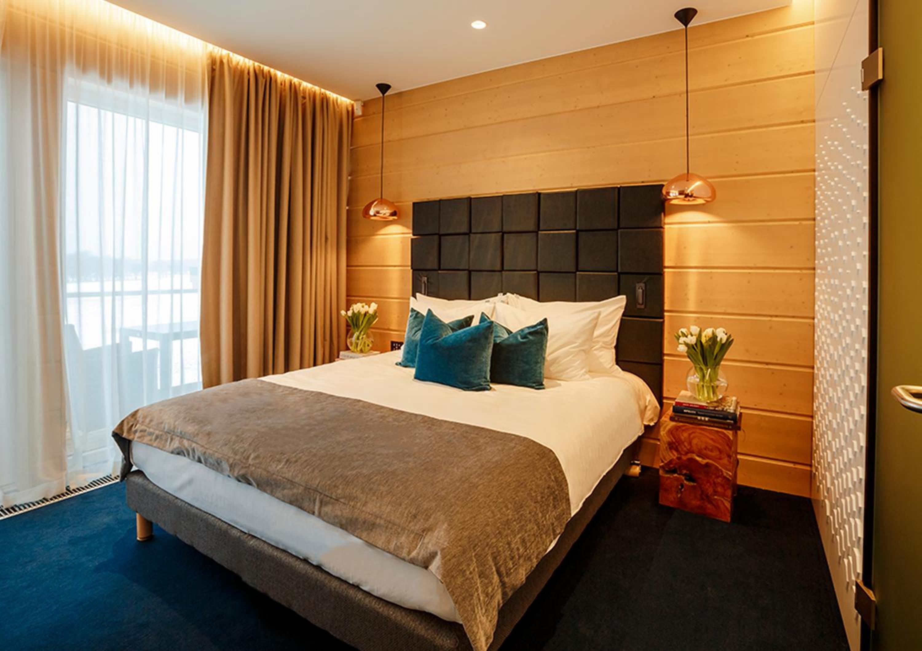 King Suite with Balcony - Photo 10