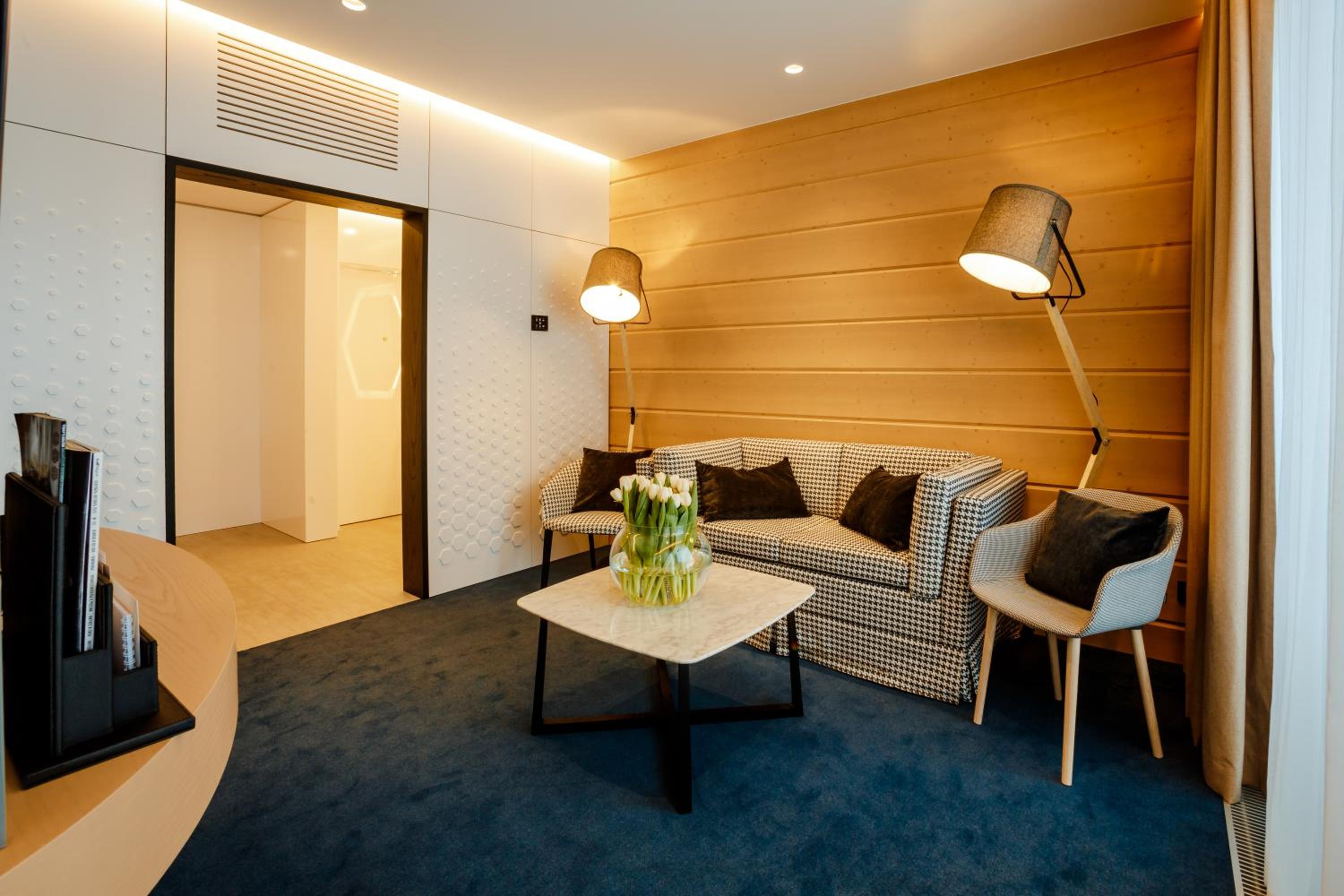 King Suite with Balcony - Photo 8
