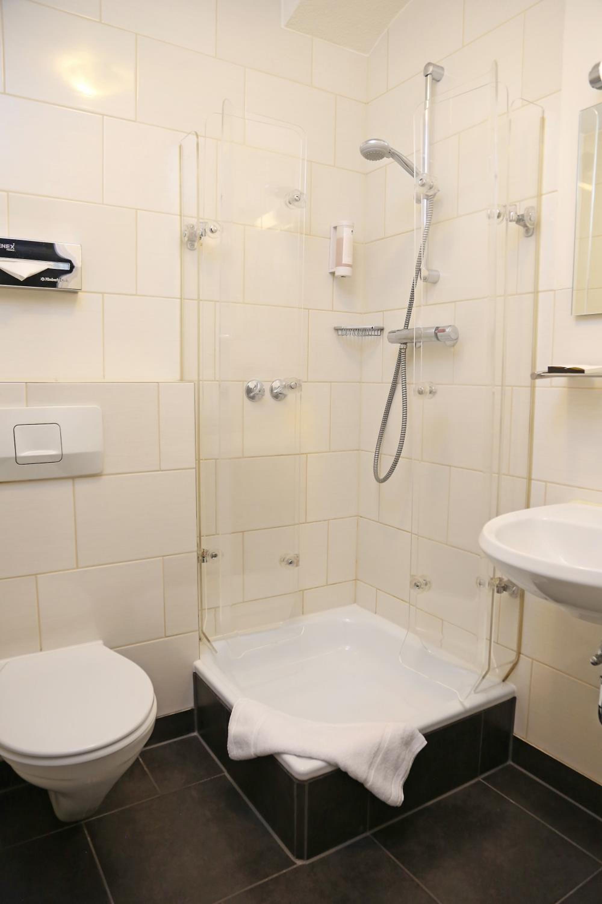 Double Room thumbnail 5