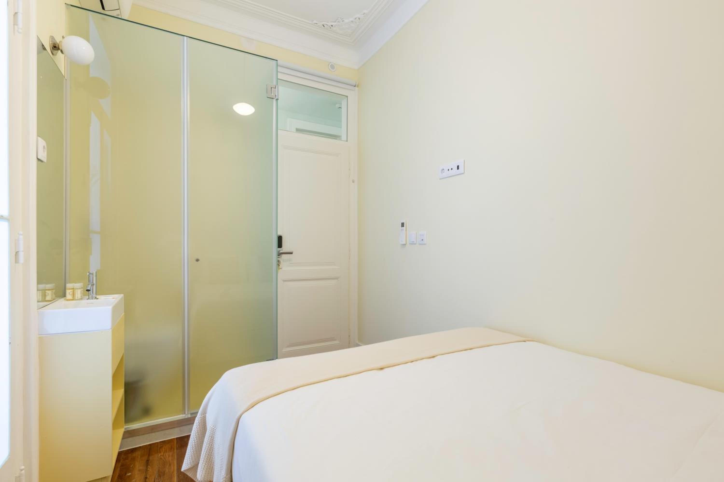 Economy Double Room without Window photo 3