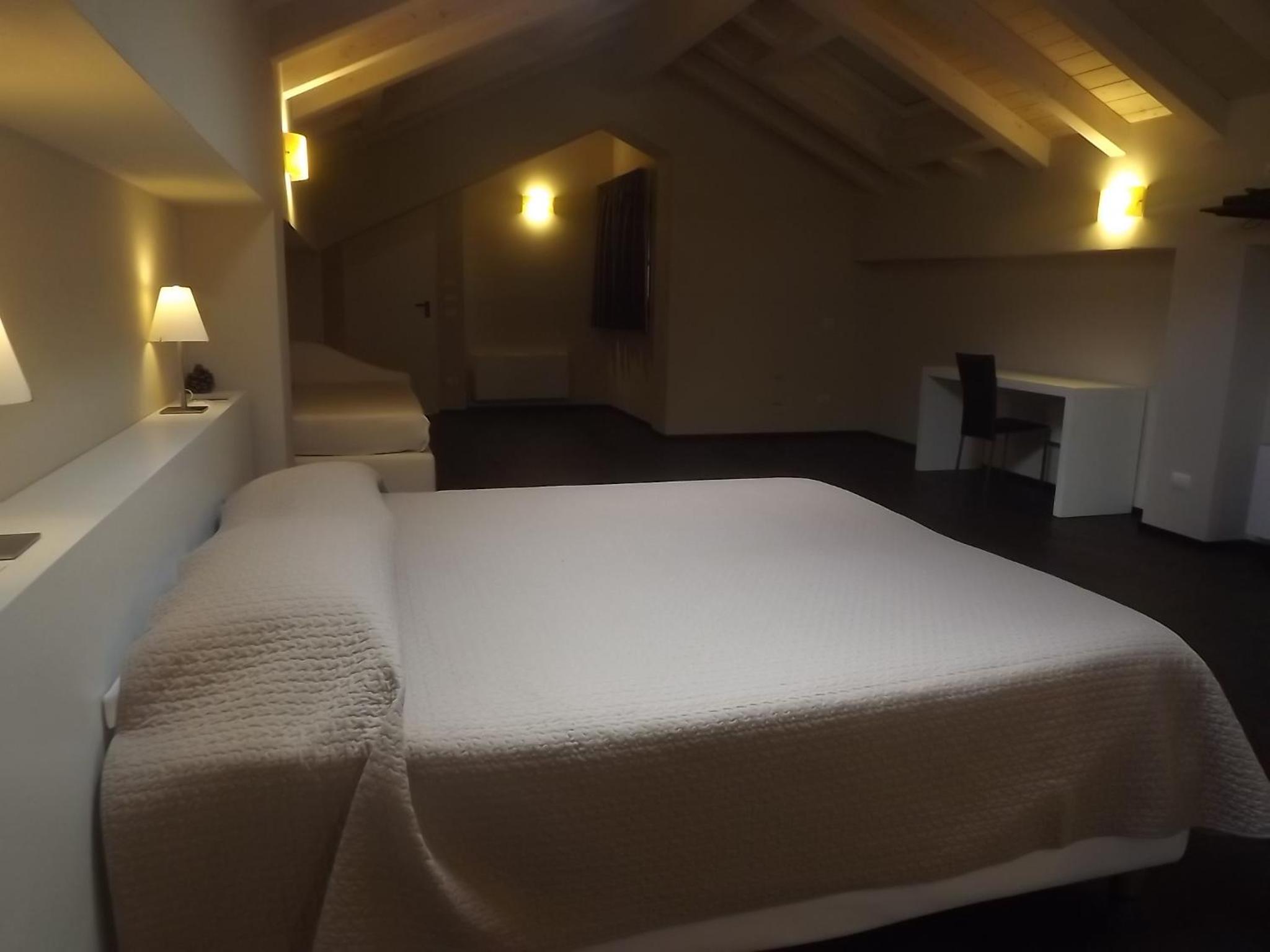 One-Bedroom Suite with Sofa Bed photo 3