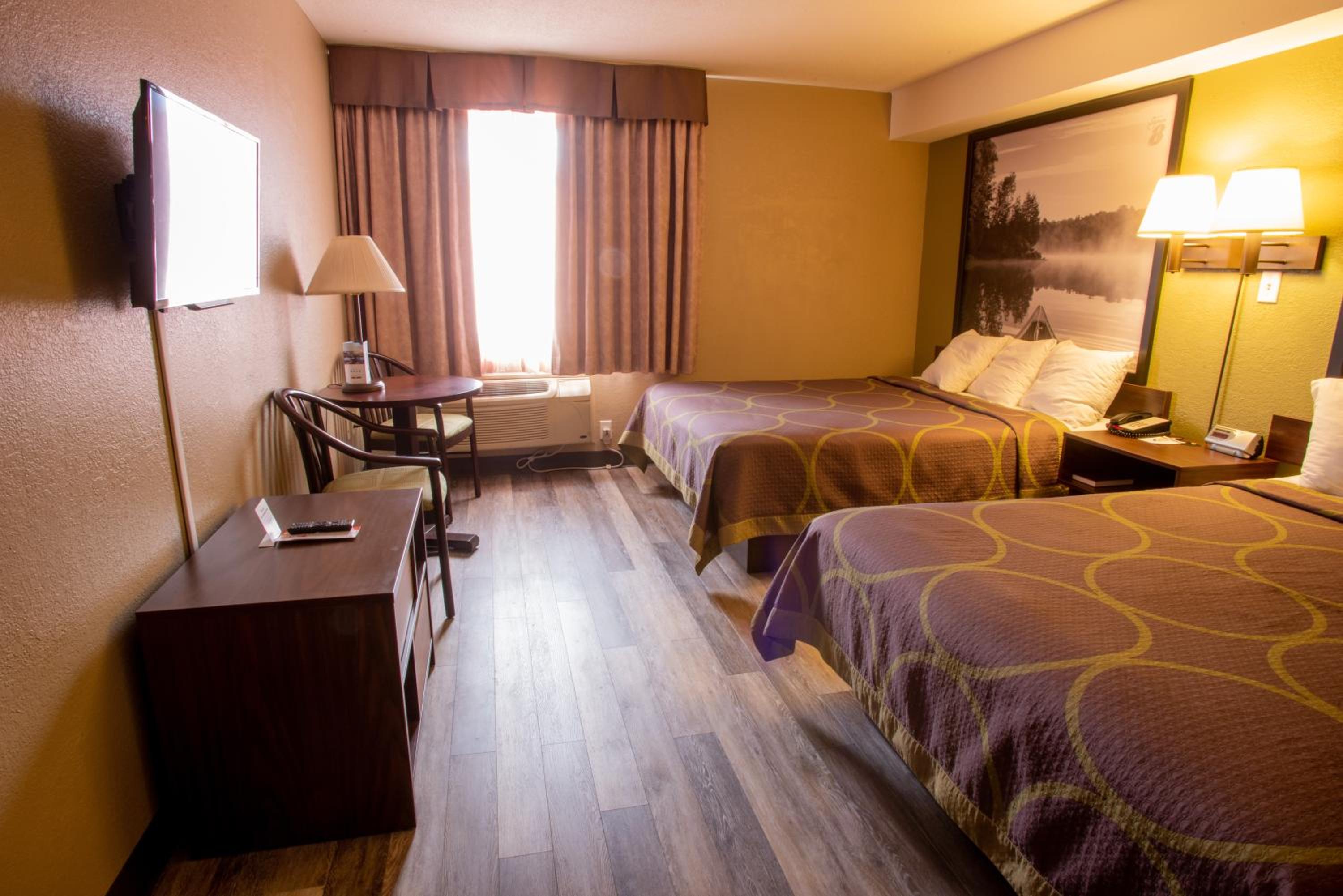 Queen Room with Two Queen Beds - Non-Smoking - Photo 3