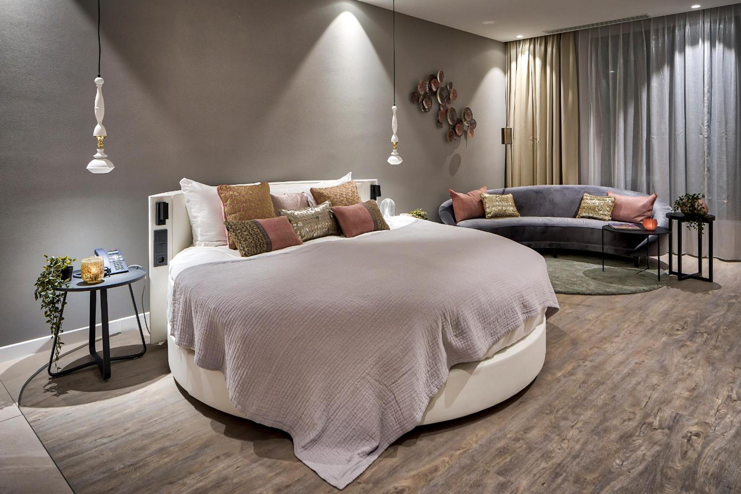 Honeymoon Suite