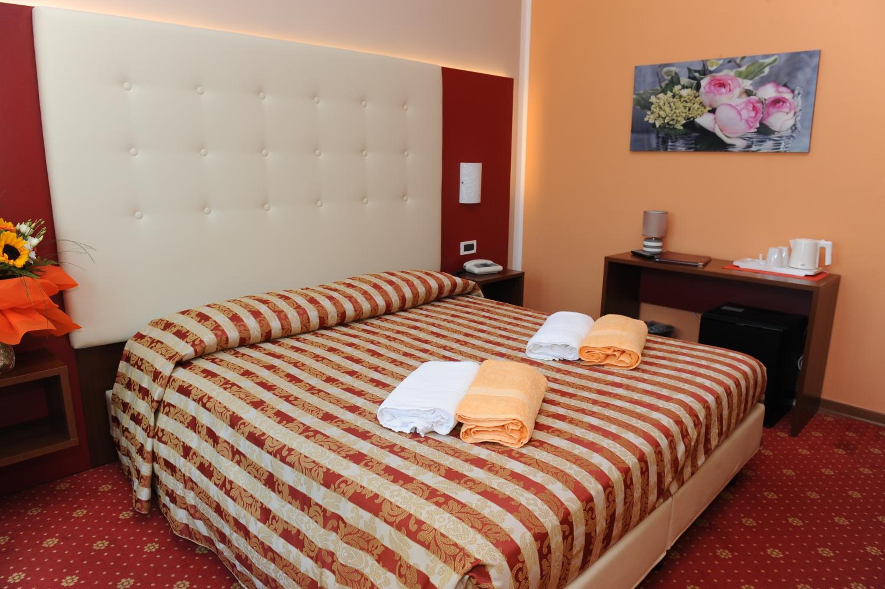 Double or Twin Room with Lake View photo 3