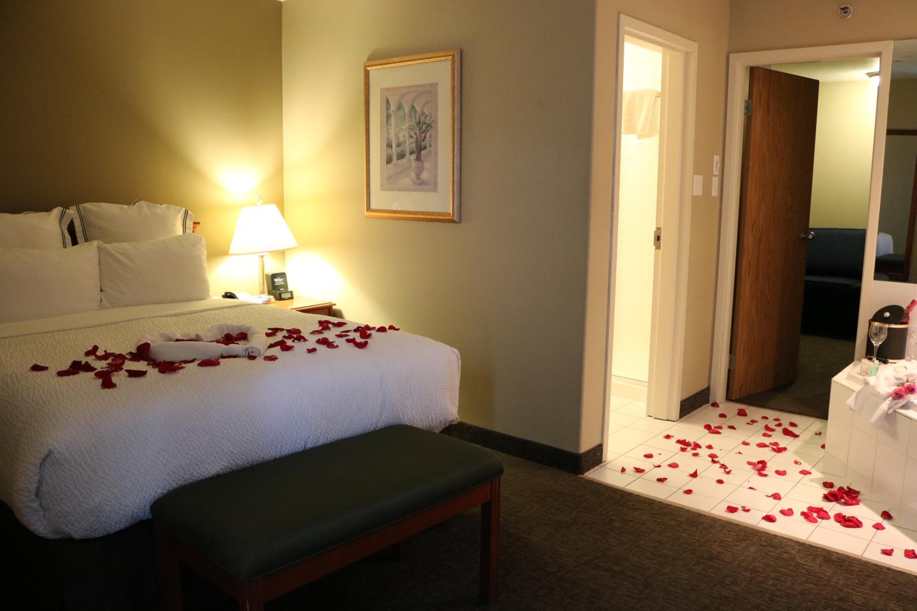 Queen Suite with Spa Bath photo 1