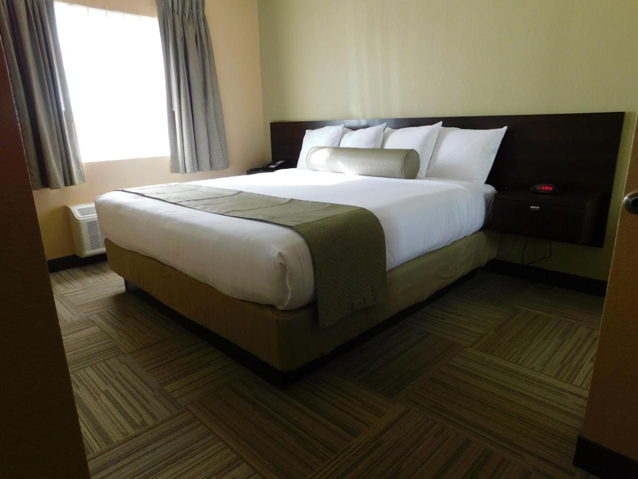 King Suite - Non-Smoking - Photo 4