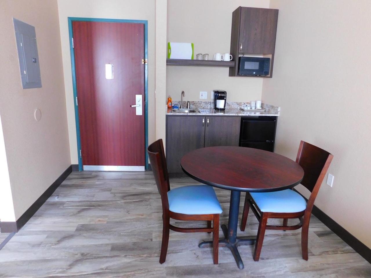 King Suite - Non-Smoking - Photo 5