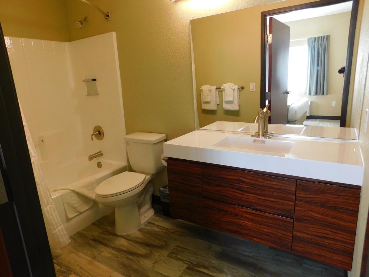 King Suite - Non-Smoking - Photo 6