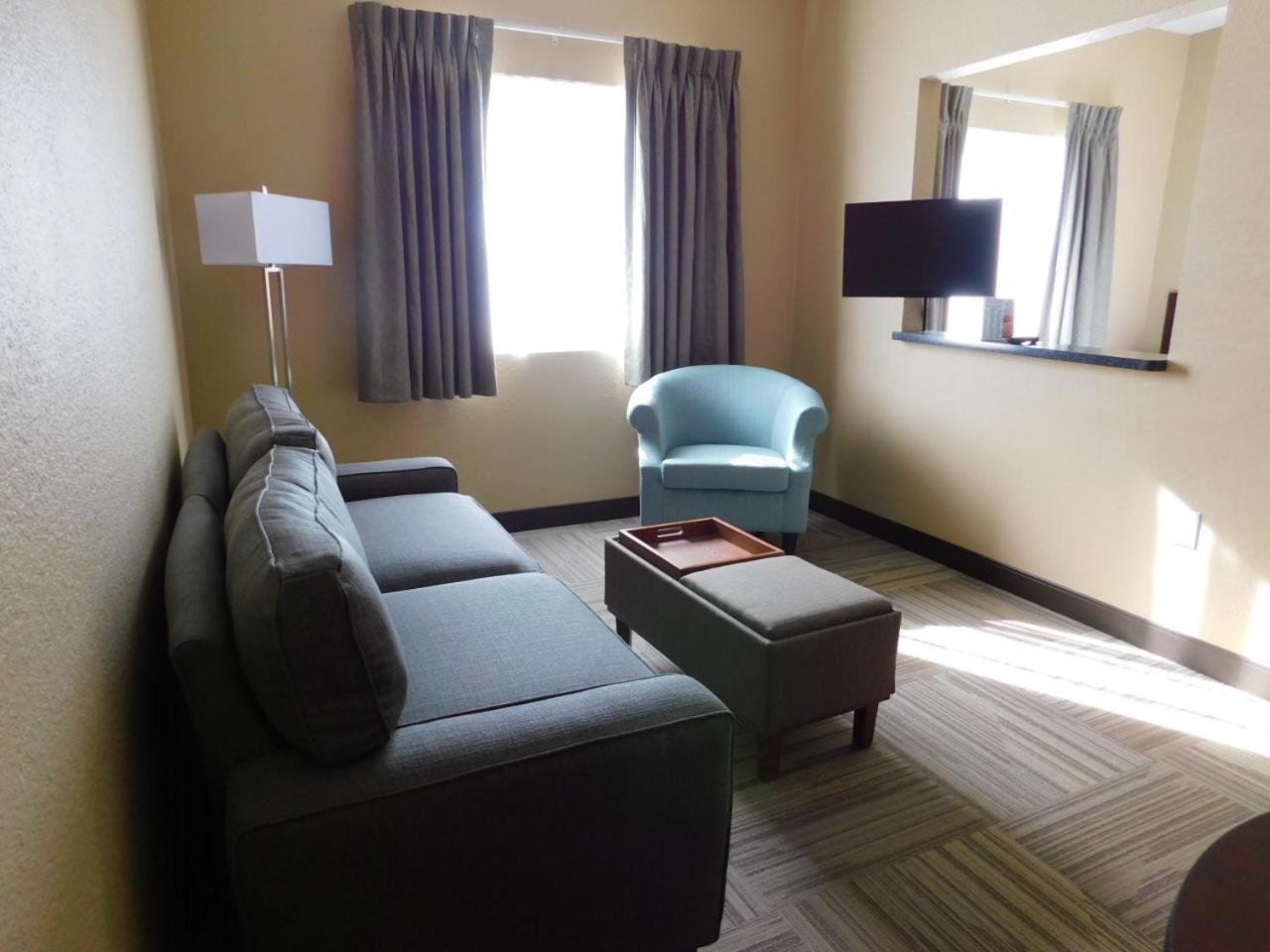 King Suite - Non-Smoking - Photo 2