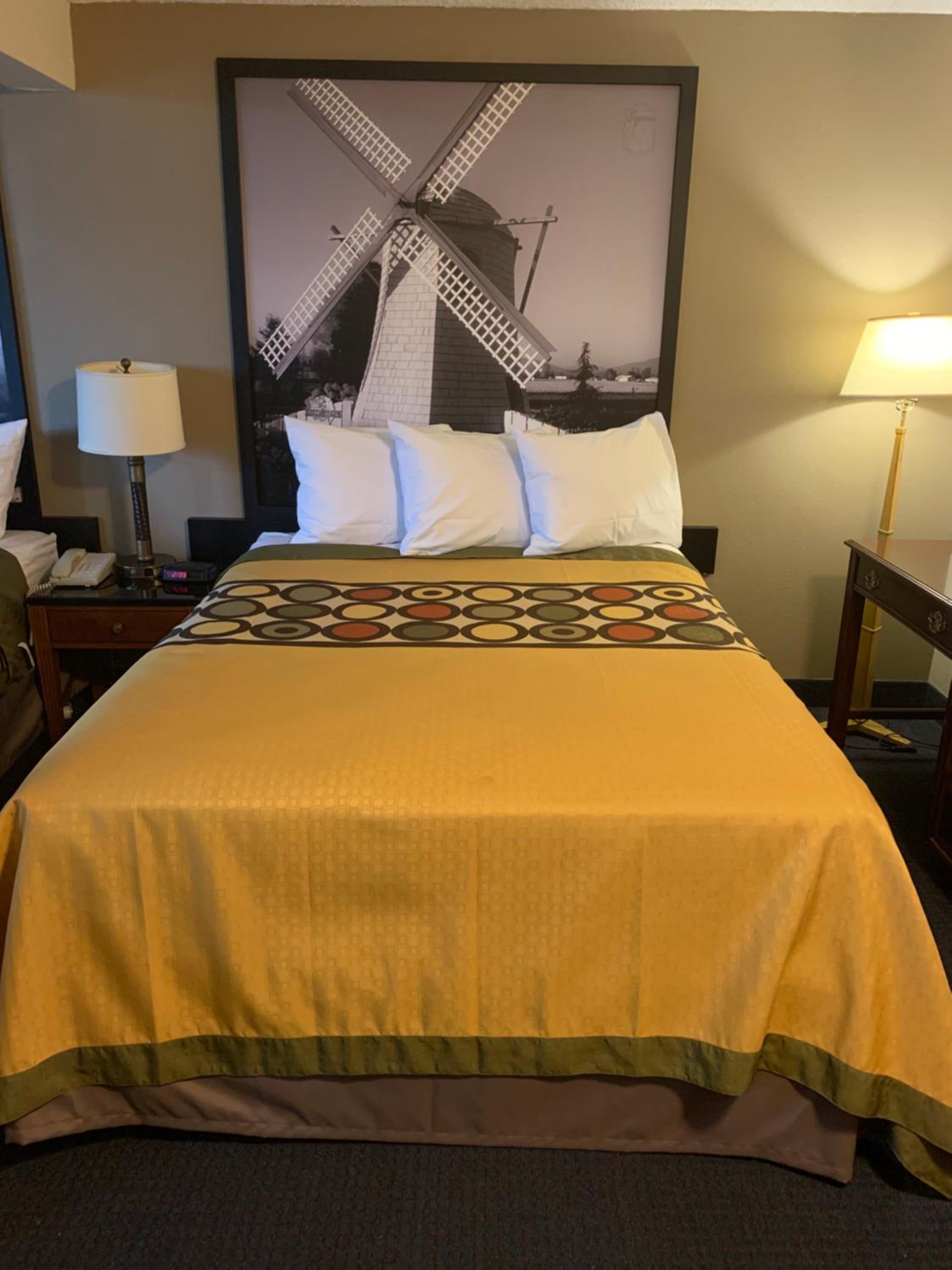 Queen Room with Two Queen Beds - Non-Smoking - Photo 11