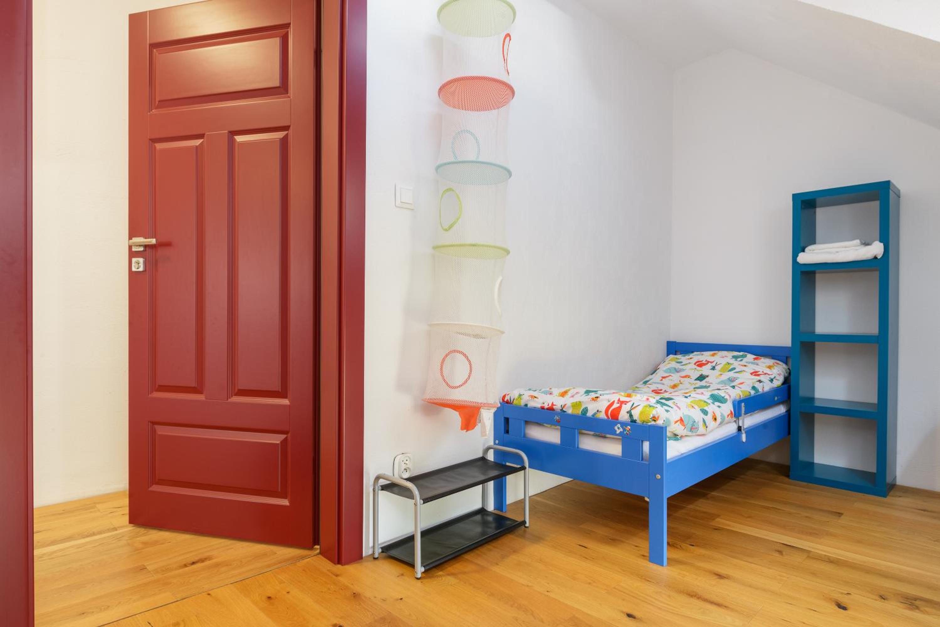 Six-Bedroom House photo 1
