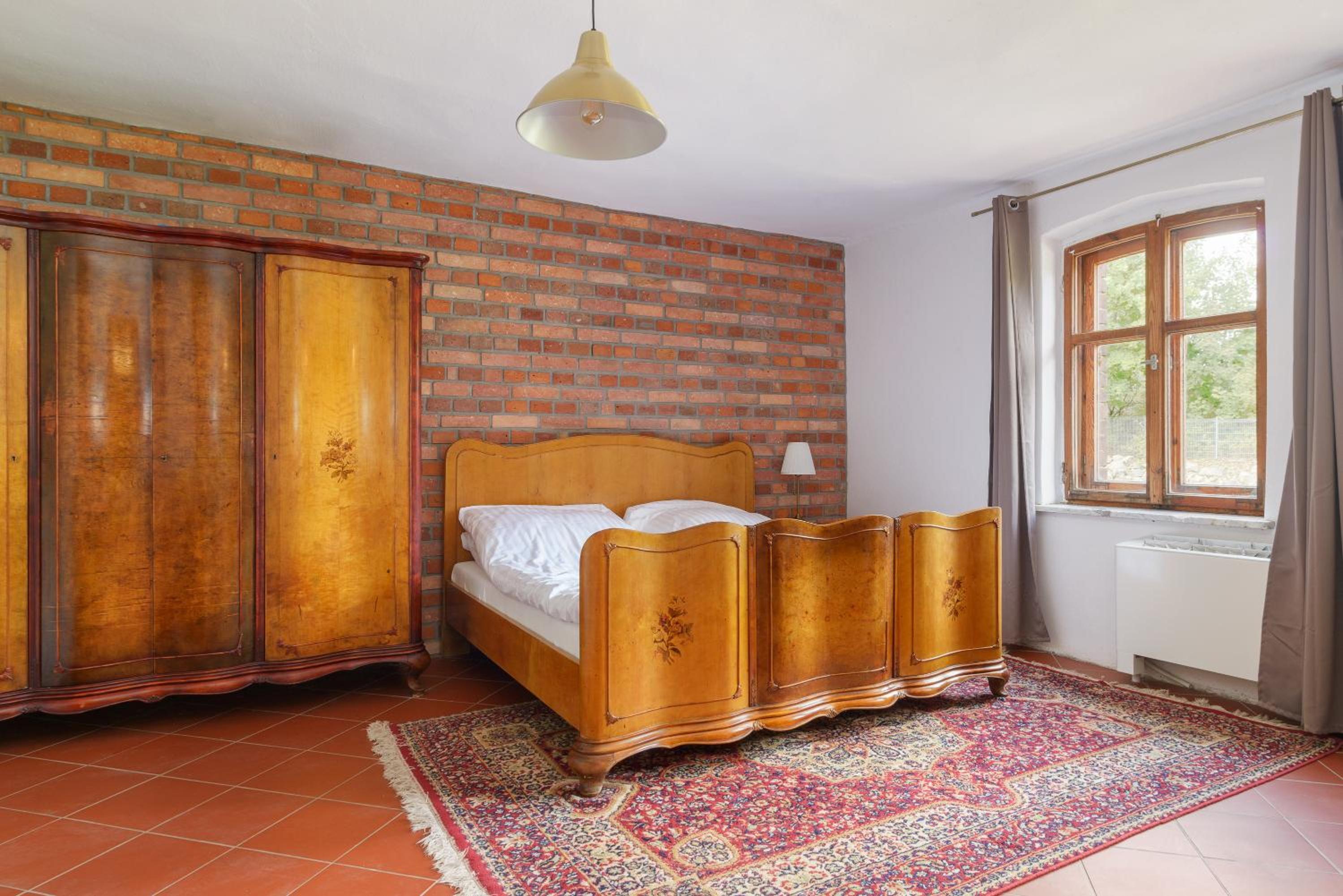 Six-Bedroom House photo 3