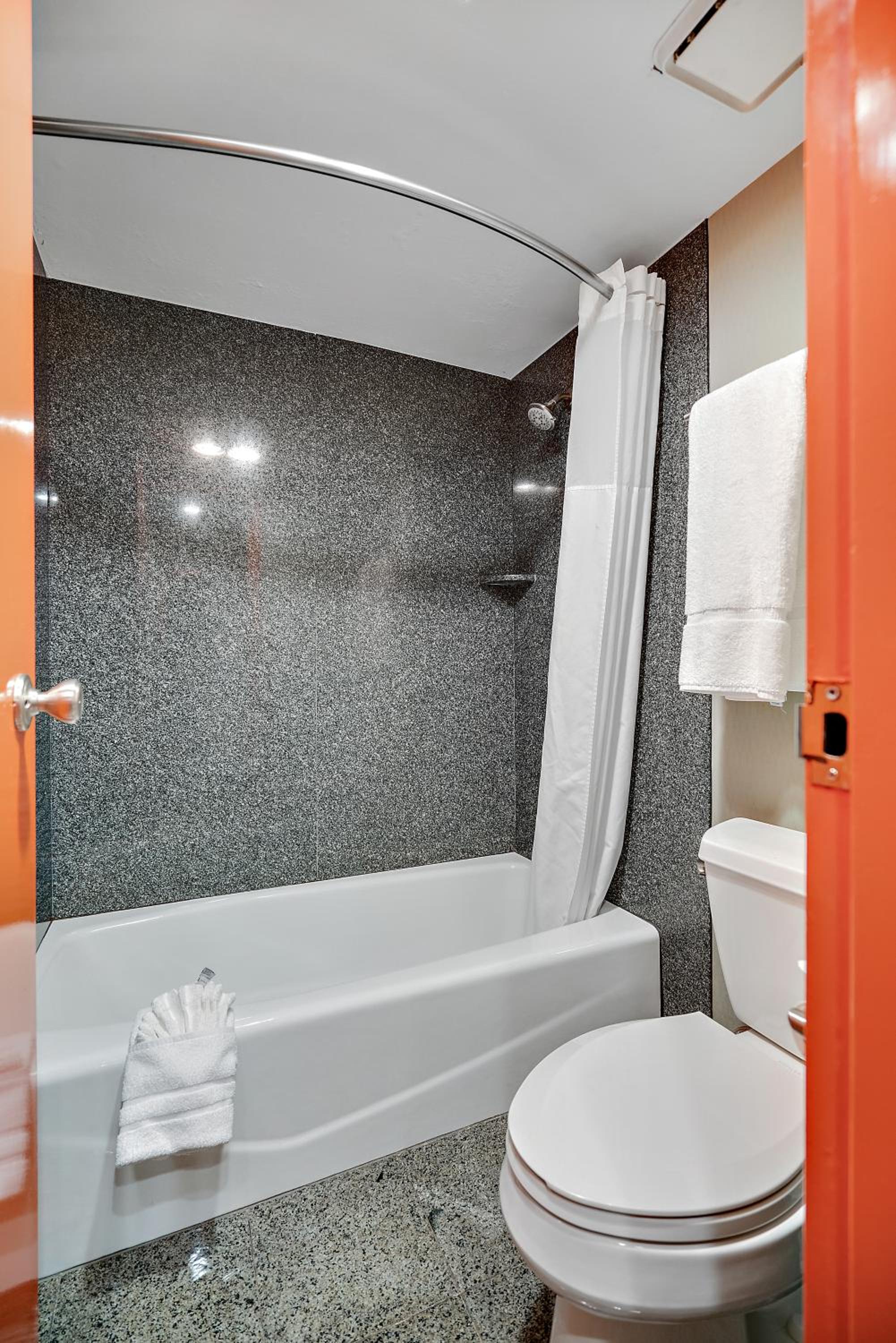 Deluxe King Room - Photo 6