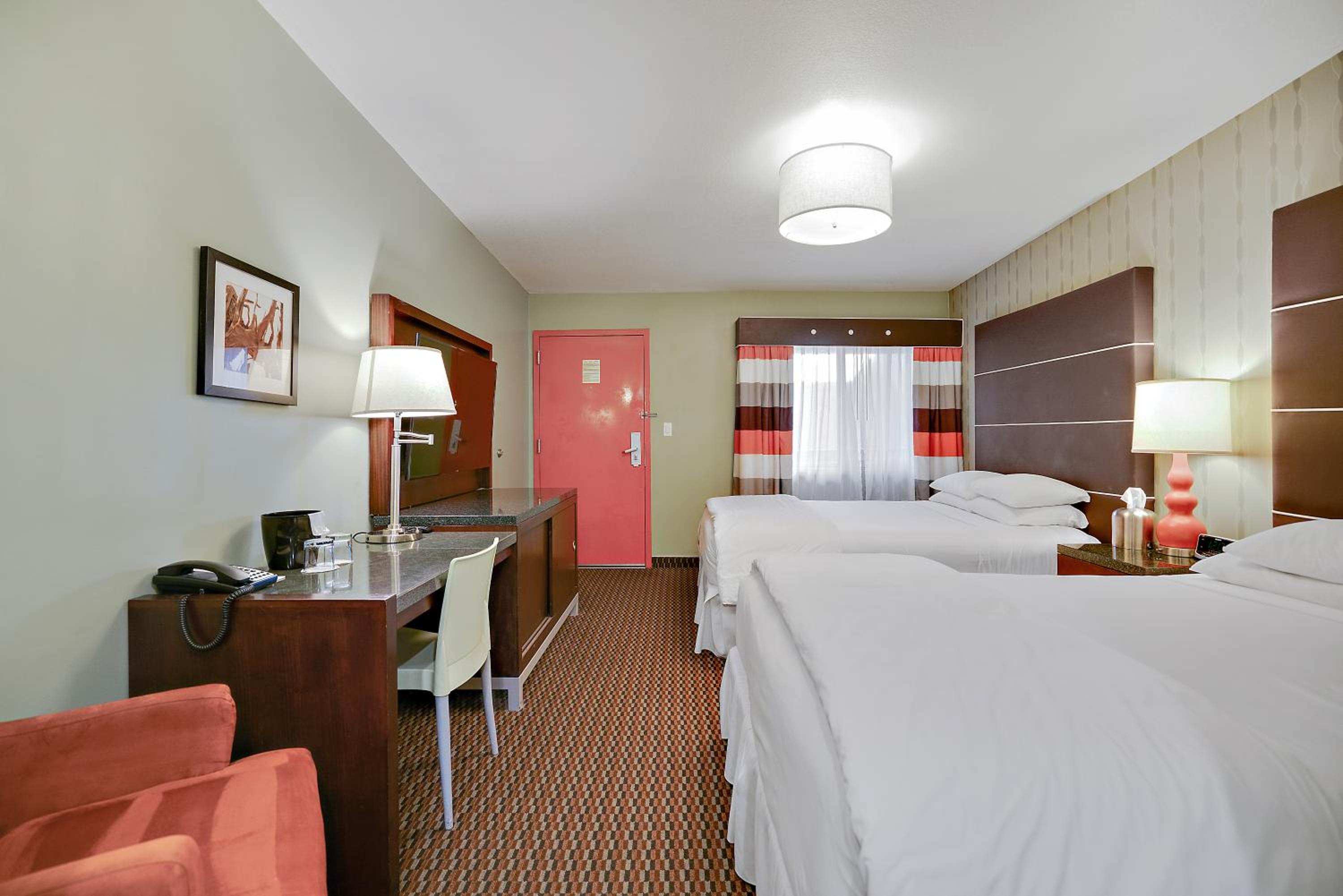 Deluxe Double Queen Room - Photo 7