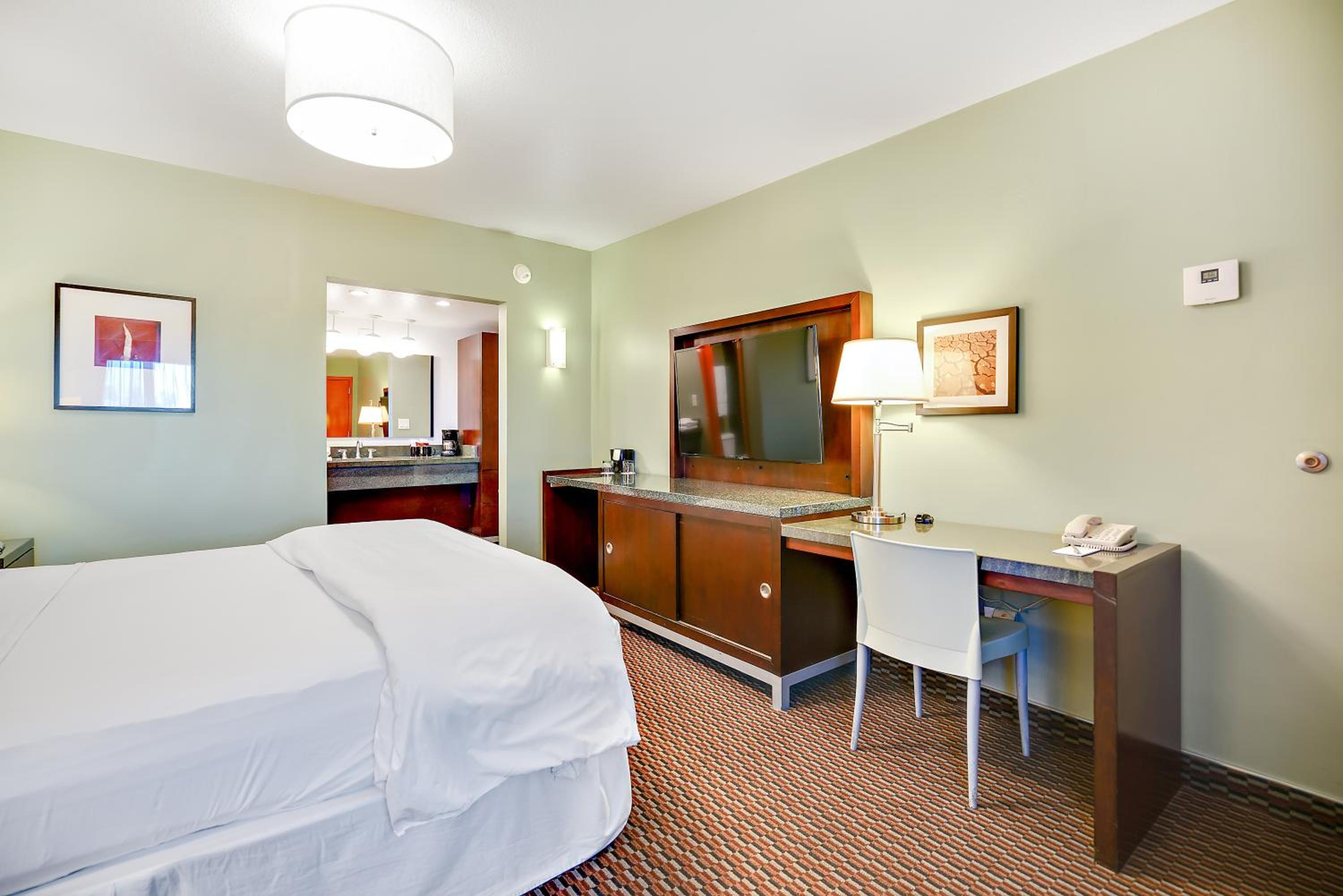 Deluxe King Room - Photo 11