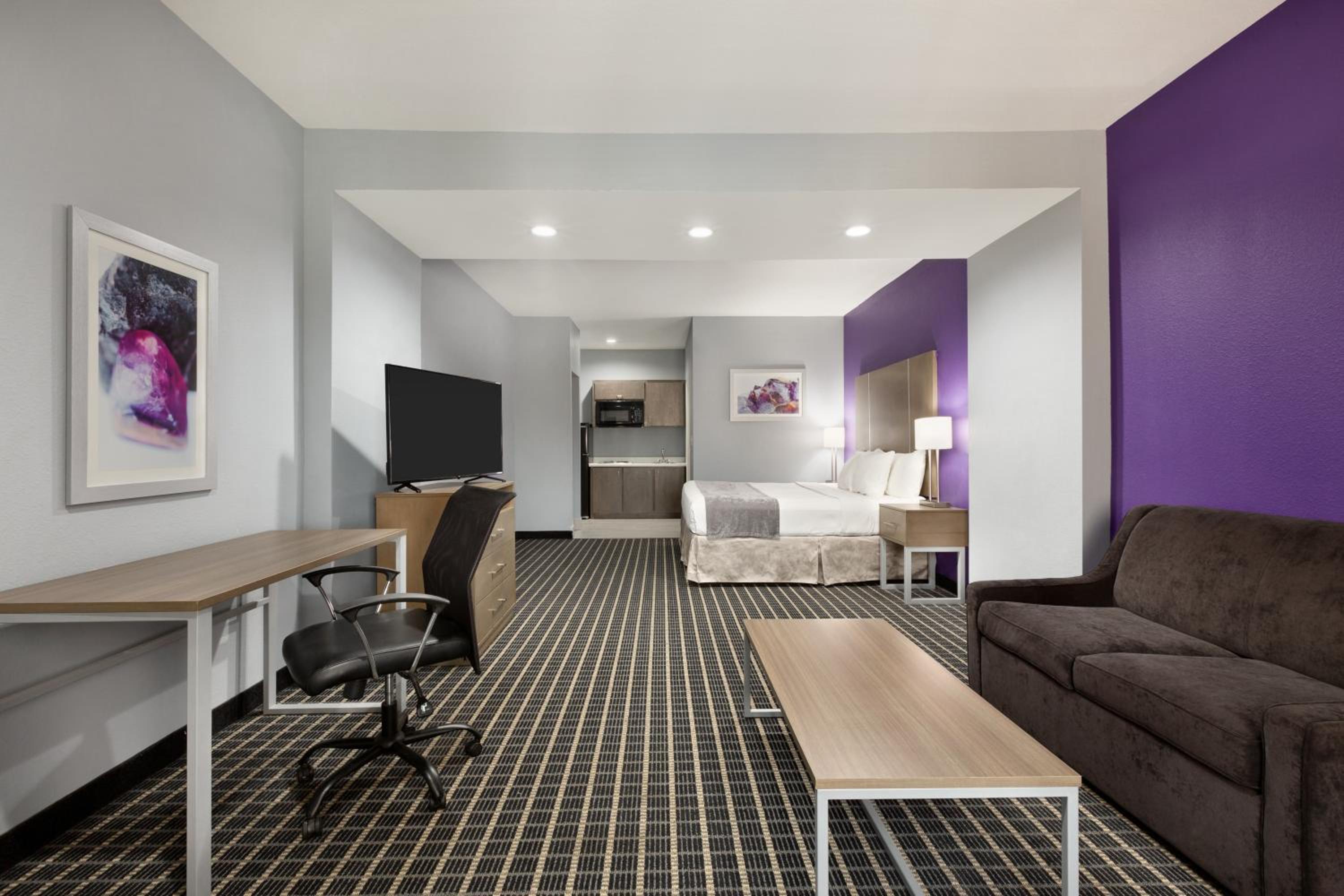 1 King Bed, Mobility/Hearing Accessible Room, Tub w/ Grab Bars, Non-Smoking