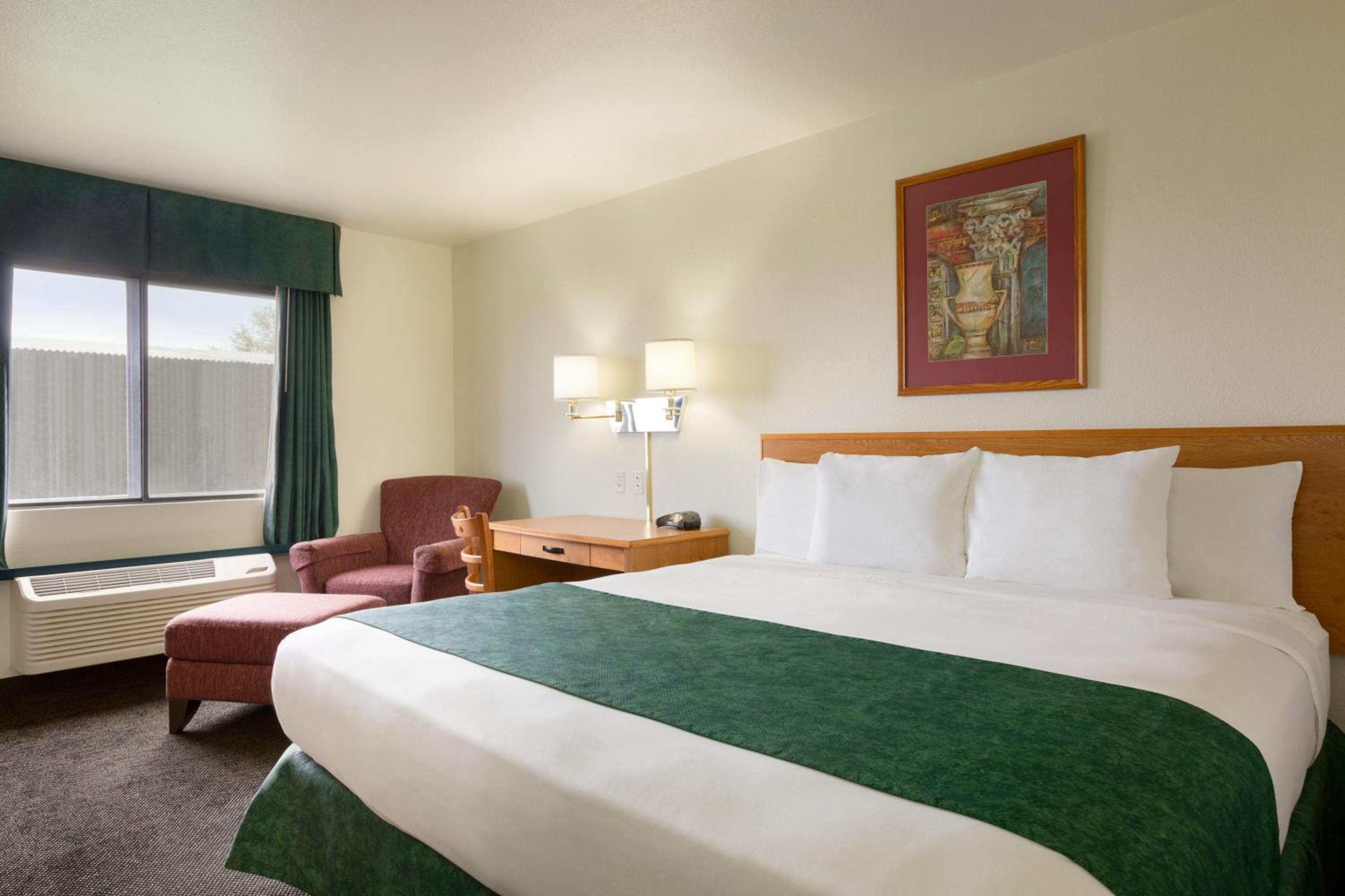 King Room - Non-Smoking photo 3