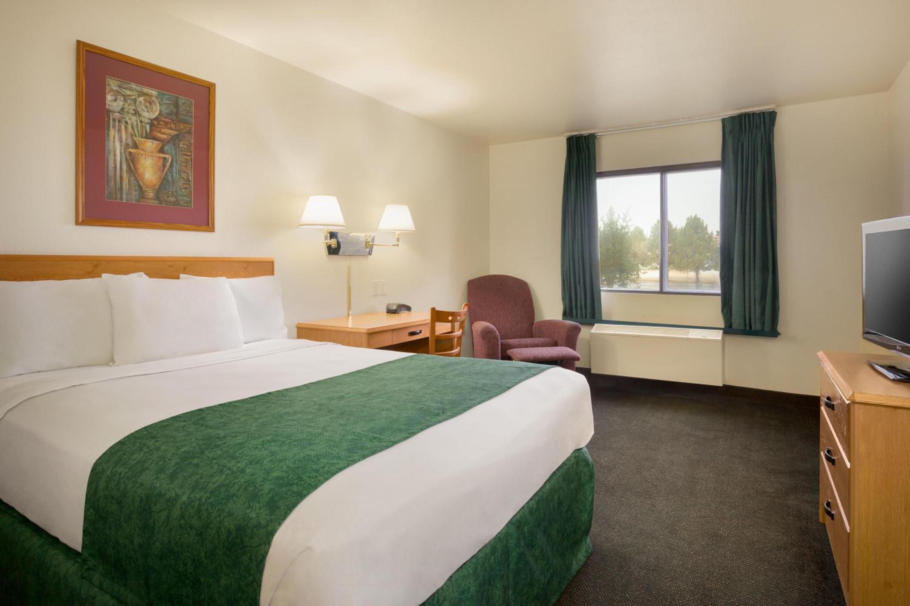 King Room with Roll-In Shower - Mobility/Hearing Accessible - Non-Smoking photo 3