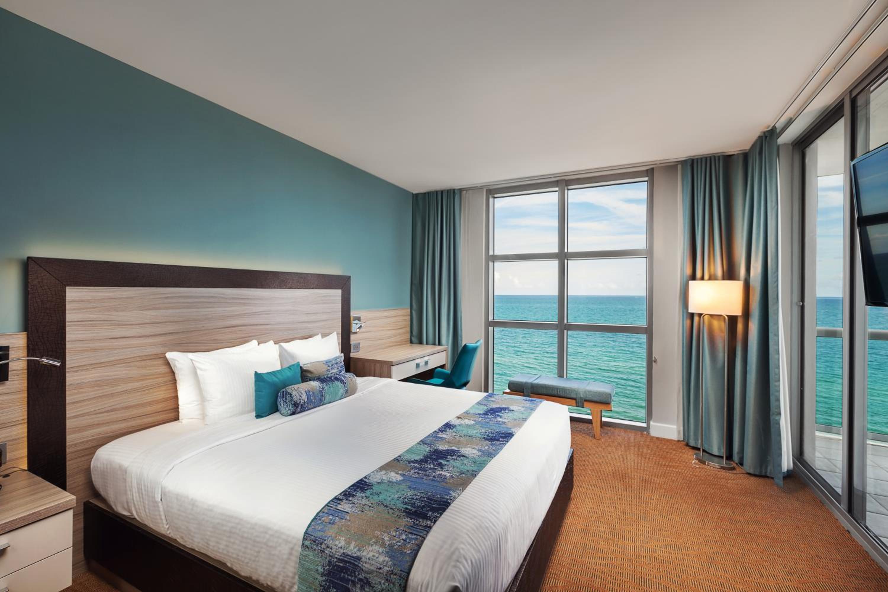 Deluxe One-Bedroom Oceanfront Suite