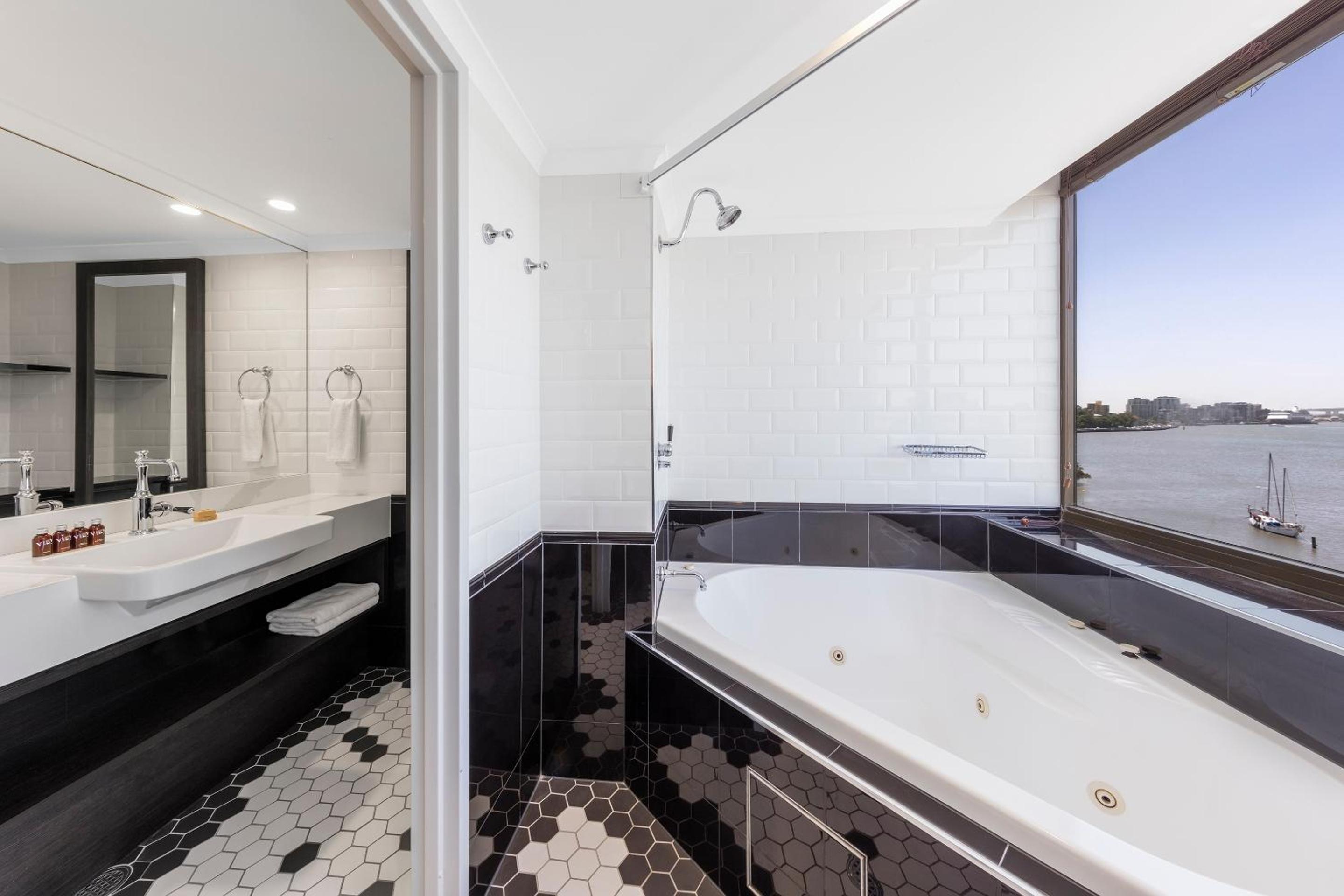 Riverview Spa Suite - Photo 6