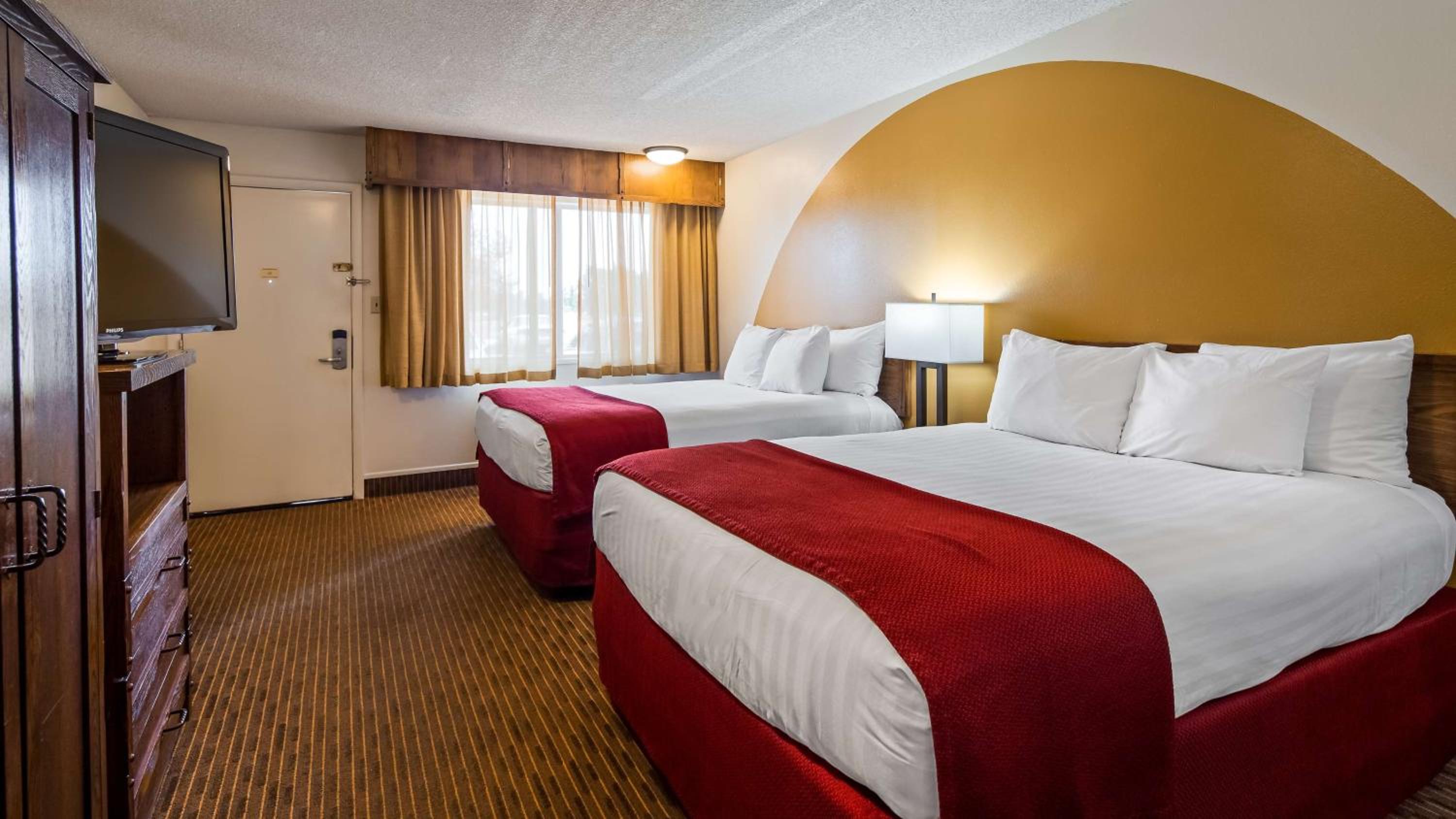 Queen Room with Two Queen Beds and Roll-In Shower - Disability Access/Non-Smoking photo 2