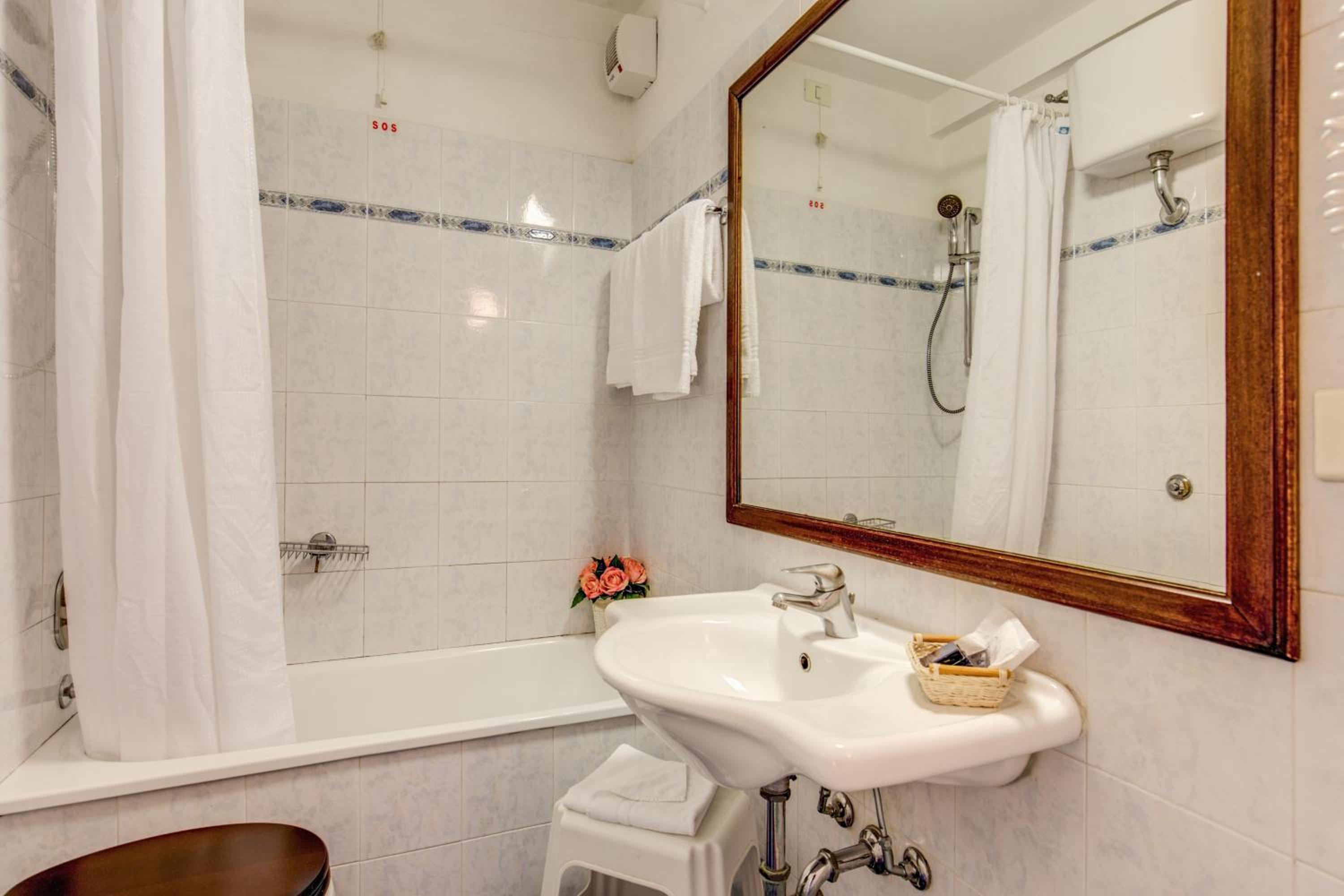Classic Double or Twin Room with Balcony photo 2